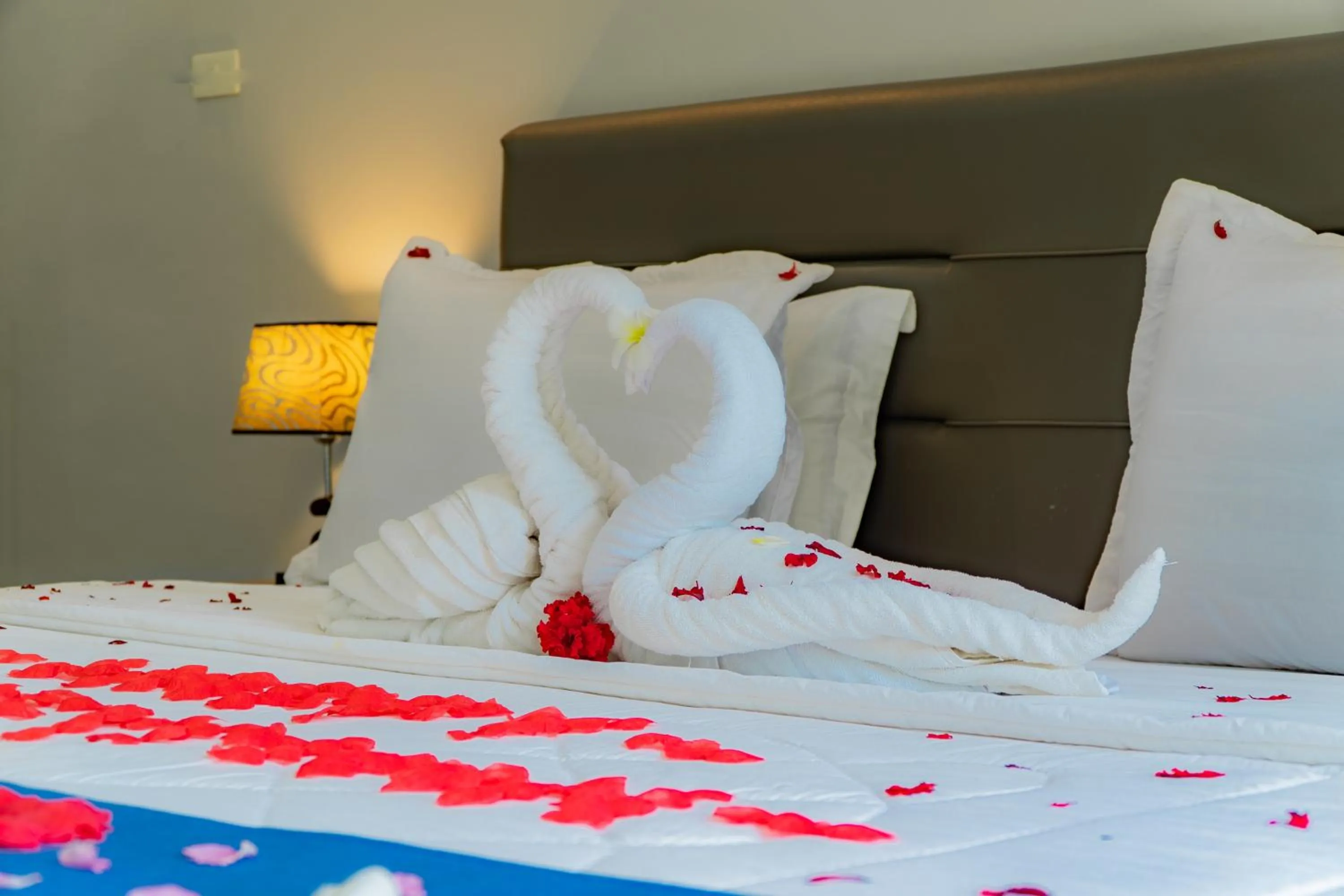 towels, Bed in The Hawk's Nest Resort