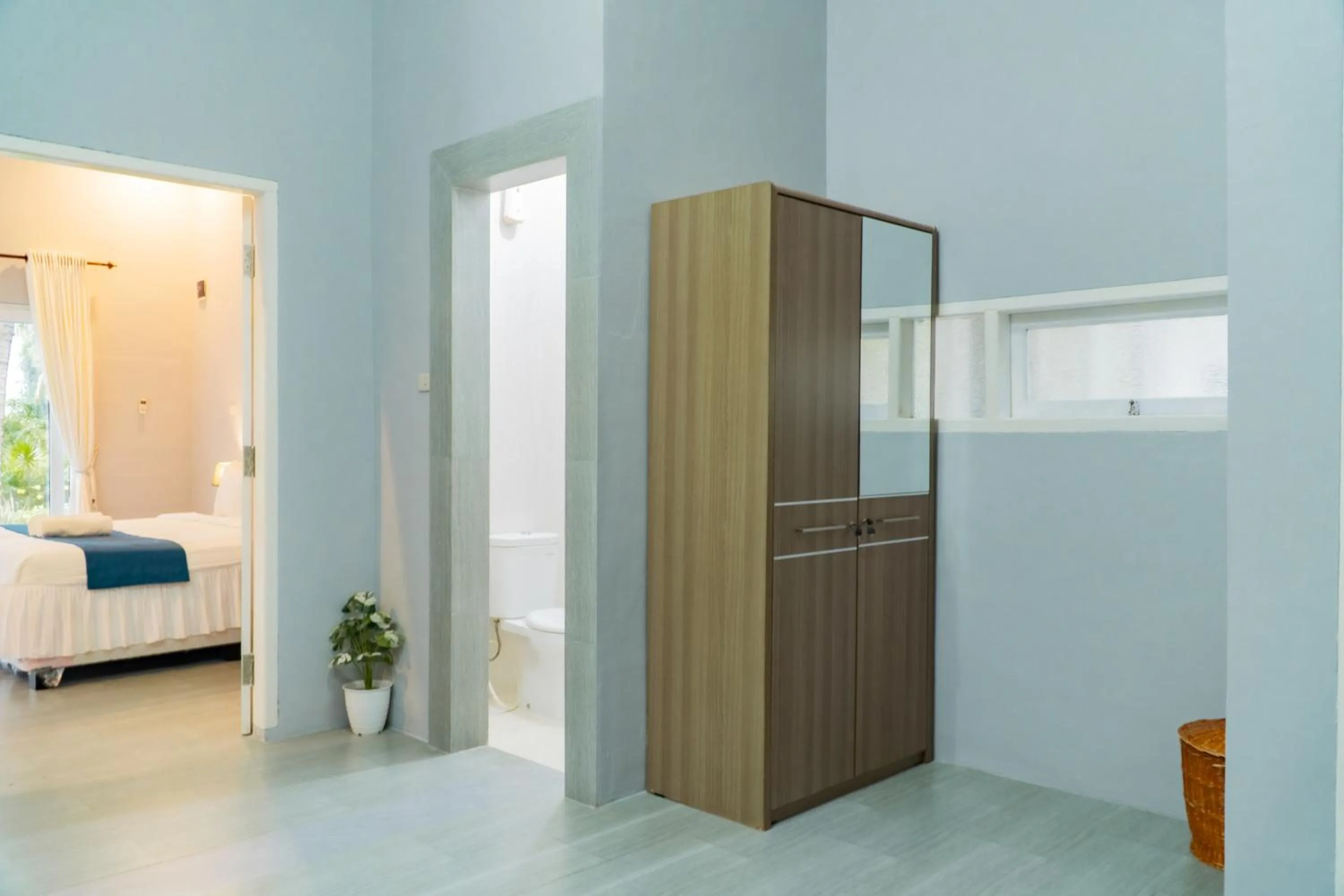 wardrobe, Bed in The Hawk's Nest Resort