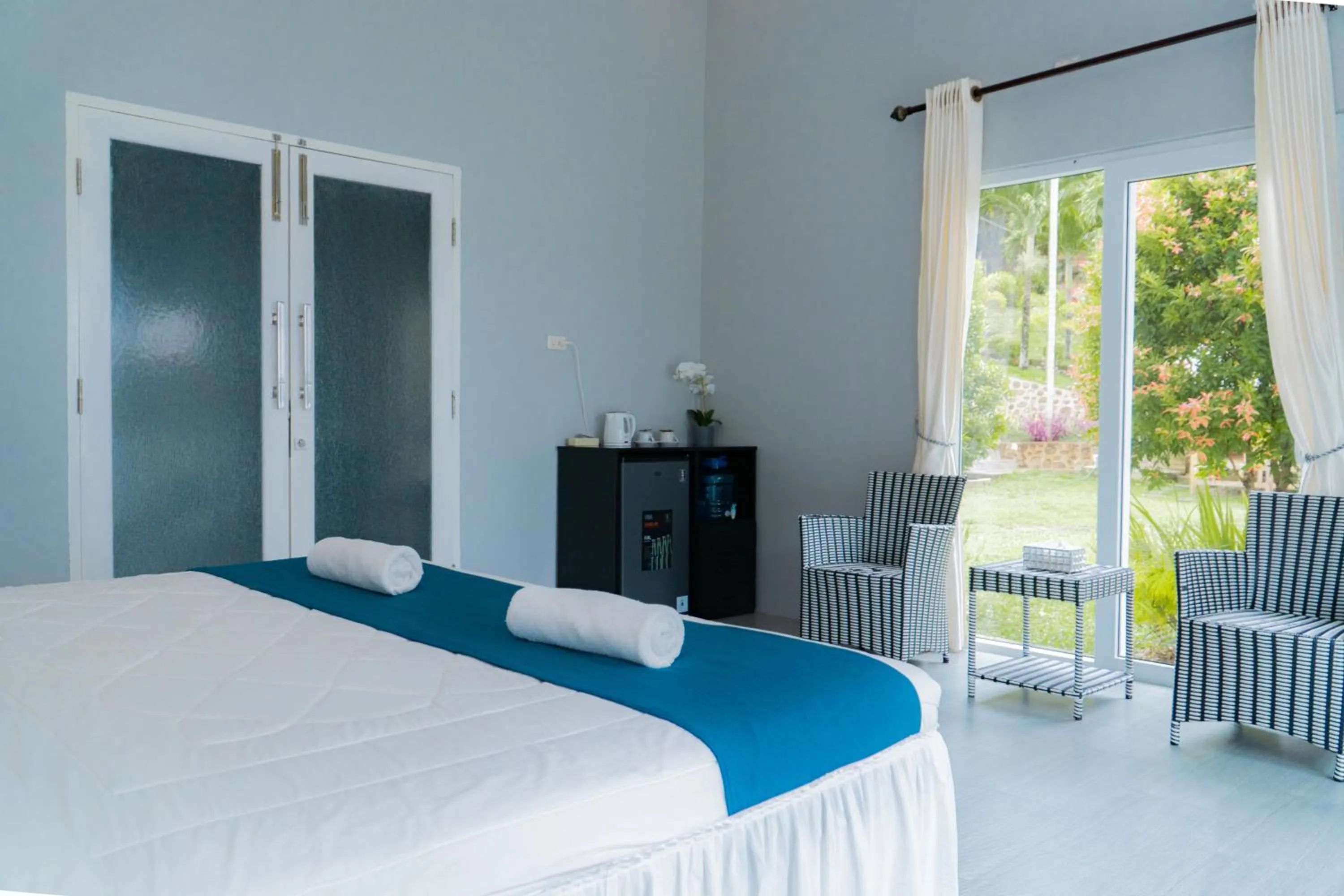 Bedroom, Bed in The Hawk's Nest Resort