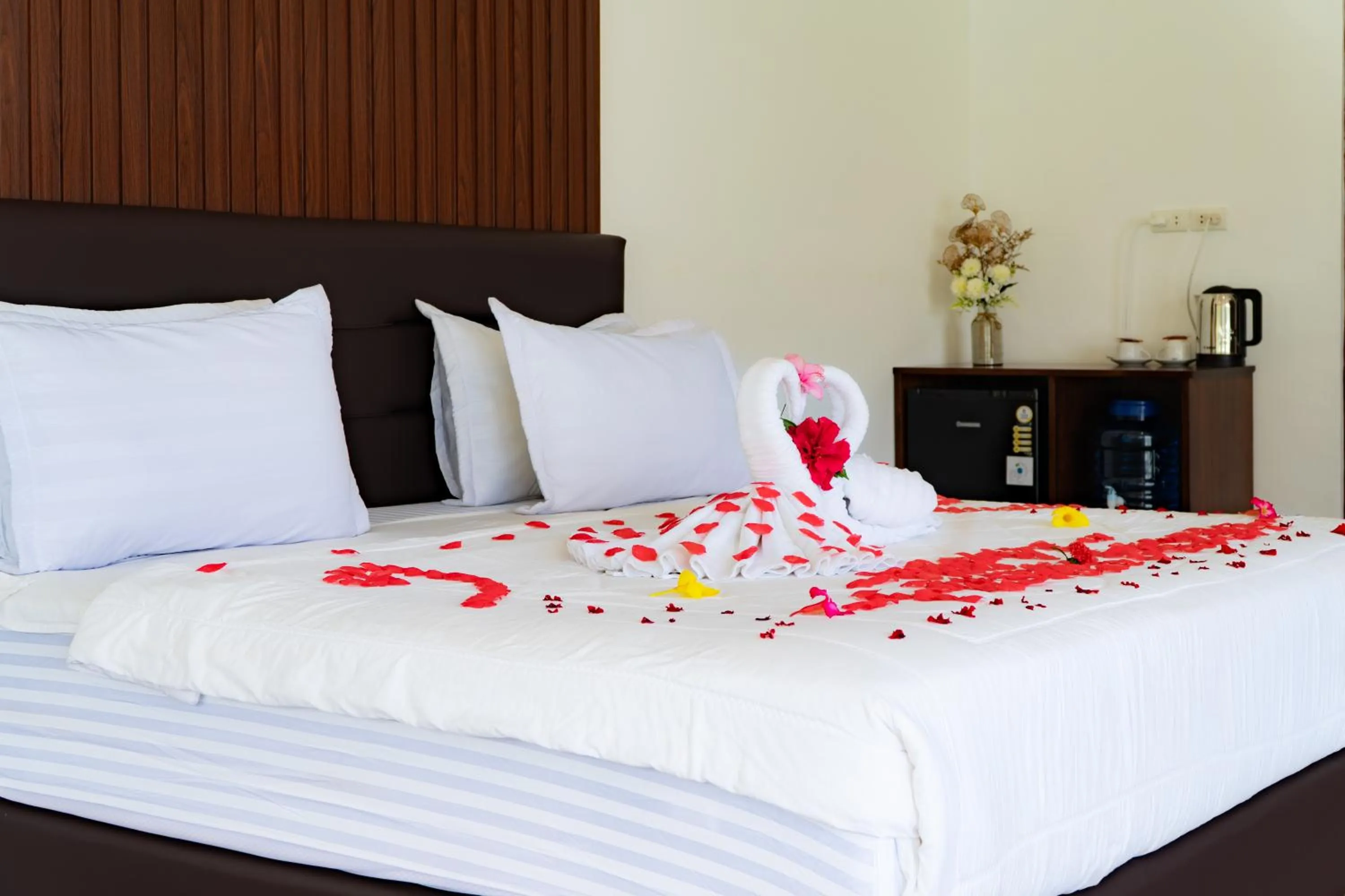 Bedroom, Bed in The Hawk's Nest Resort