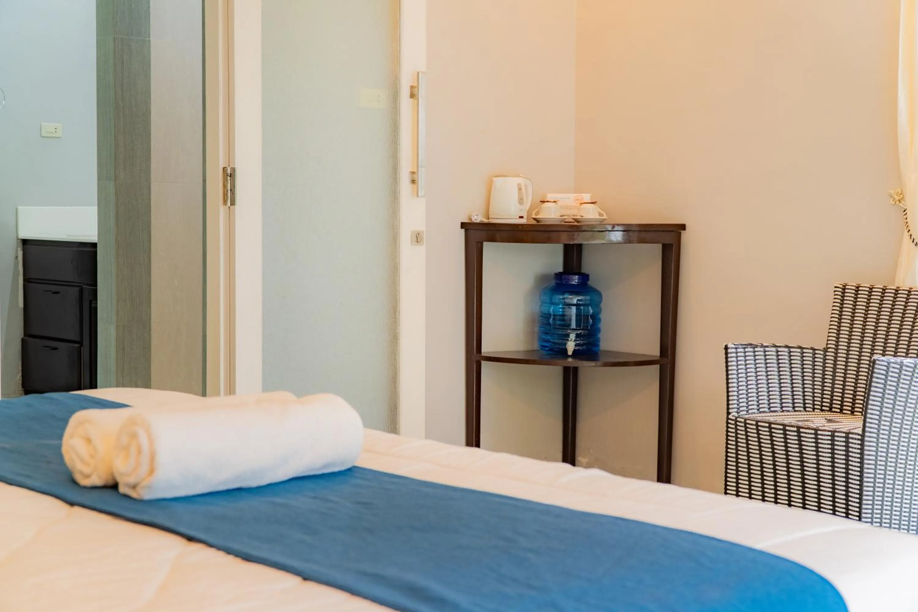 towels, Bed in The Hawk's Nest Resort