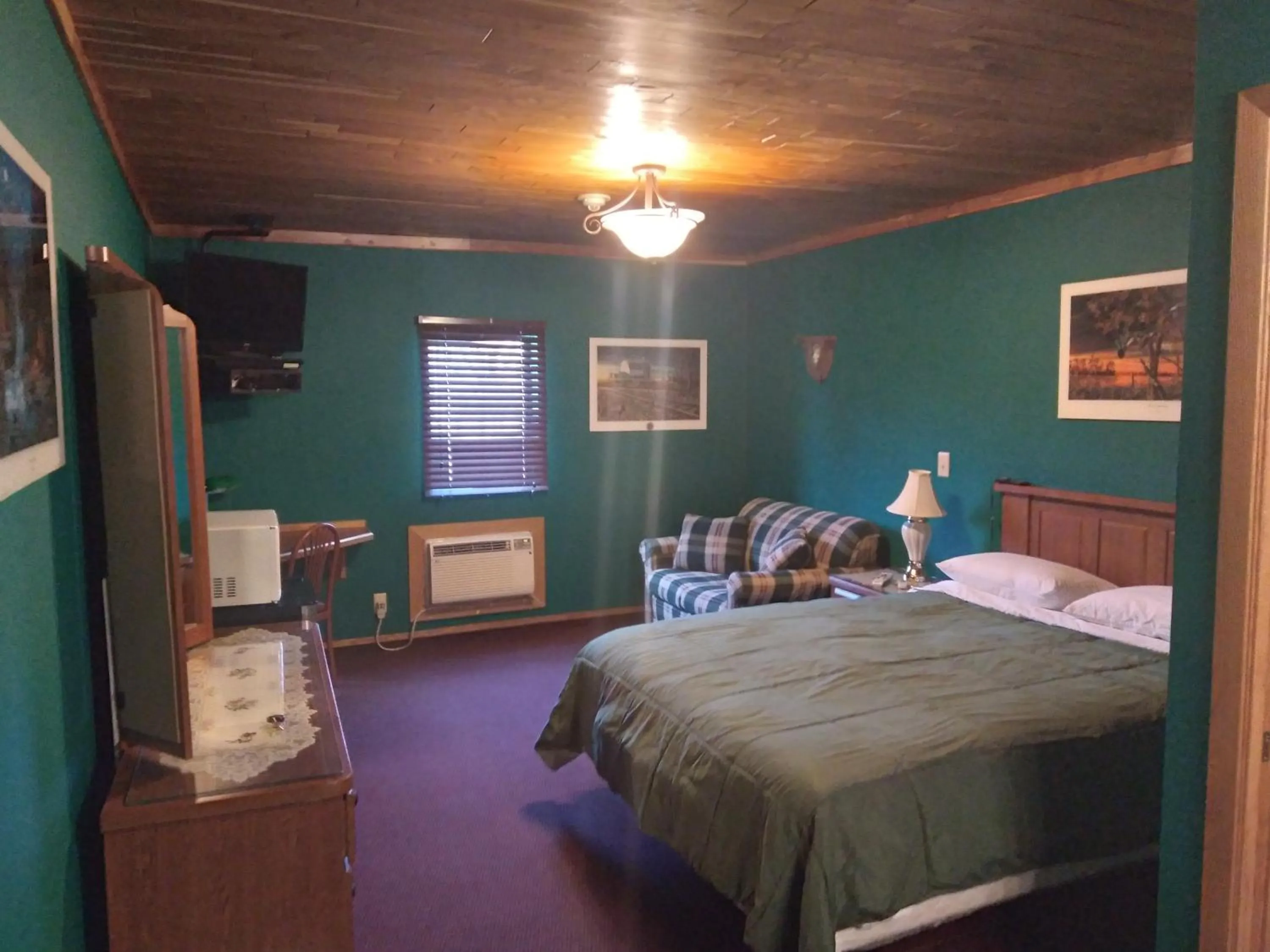 Bed in Comfort Zone Inn