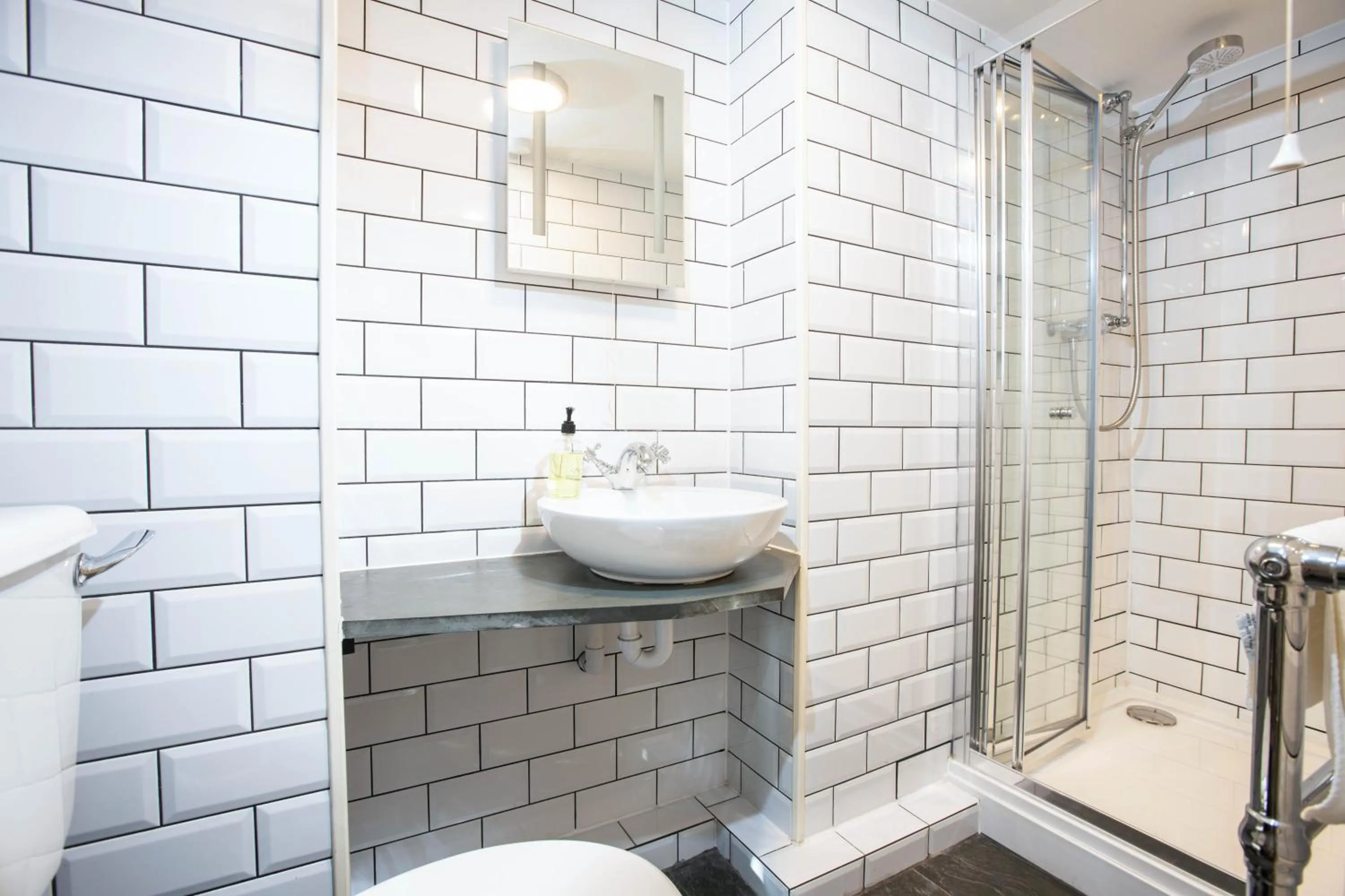 Shower in The Olde Malthouse Inn