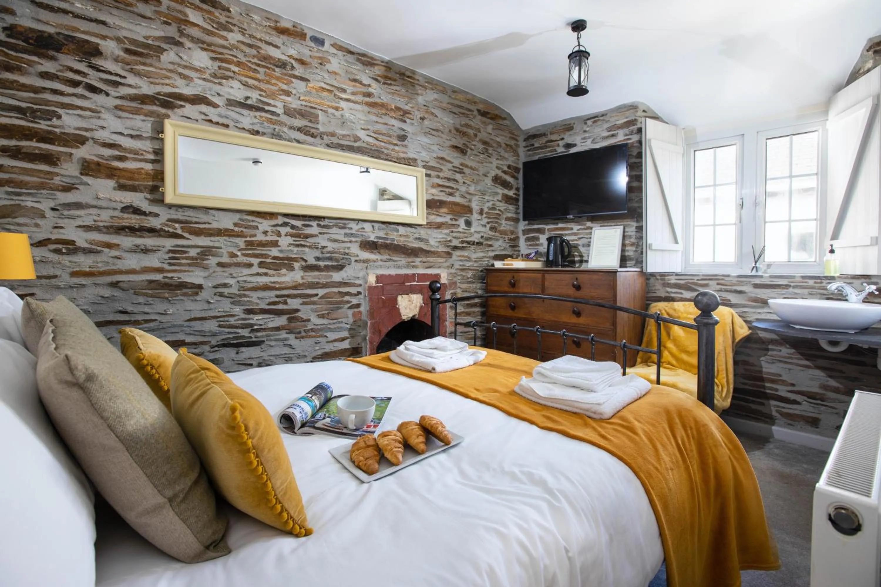 Bedroom, Bed in The Olde Malthouse Inn