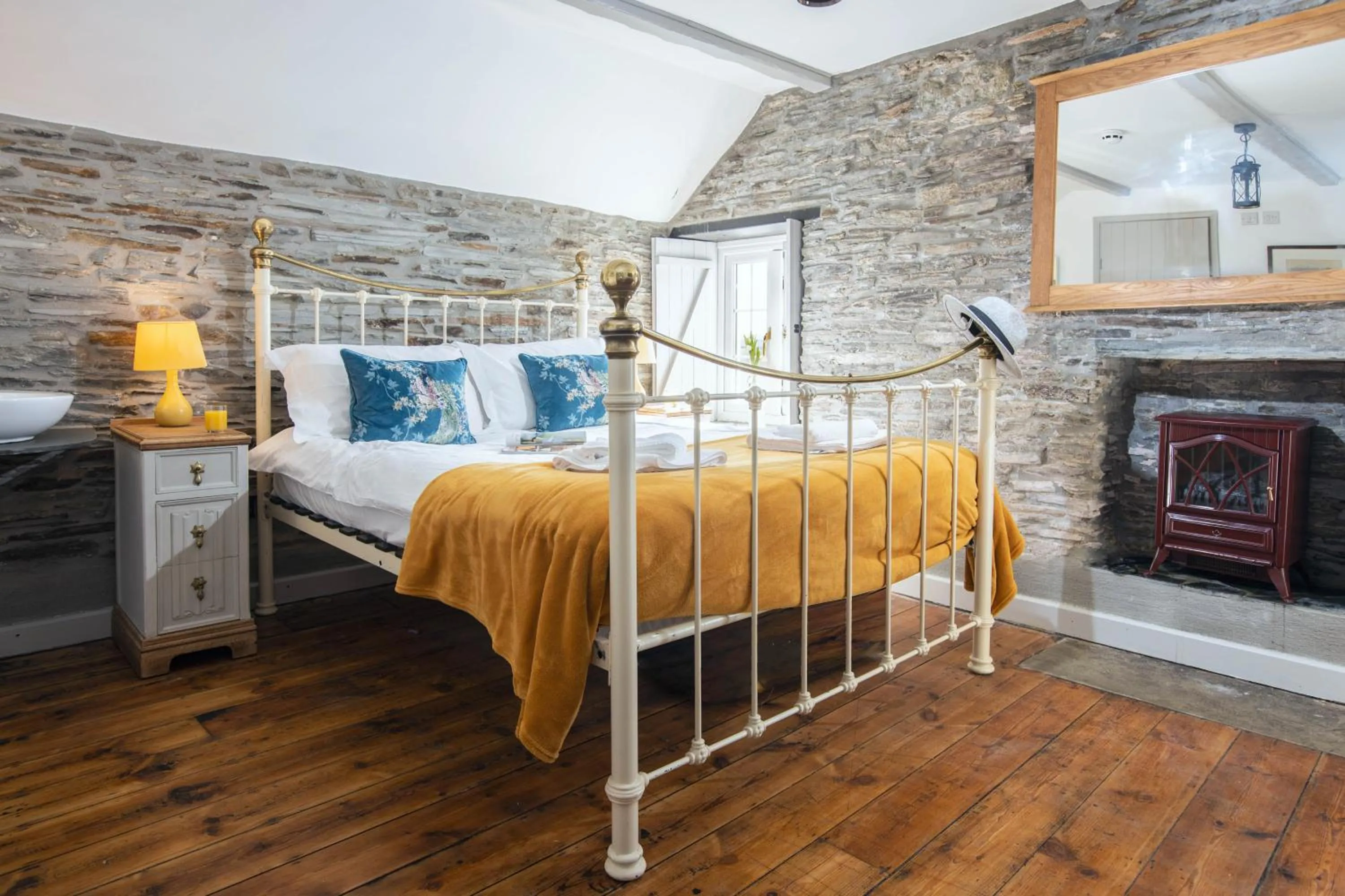 Bedroom, Bed in The Olde Malthouse Inn