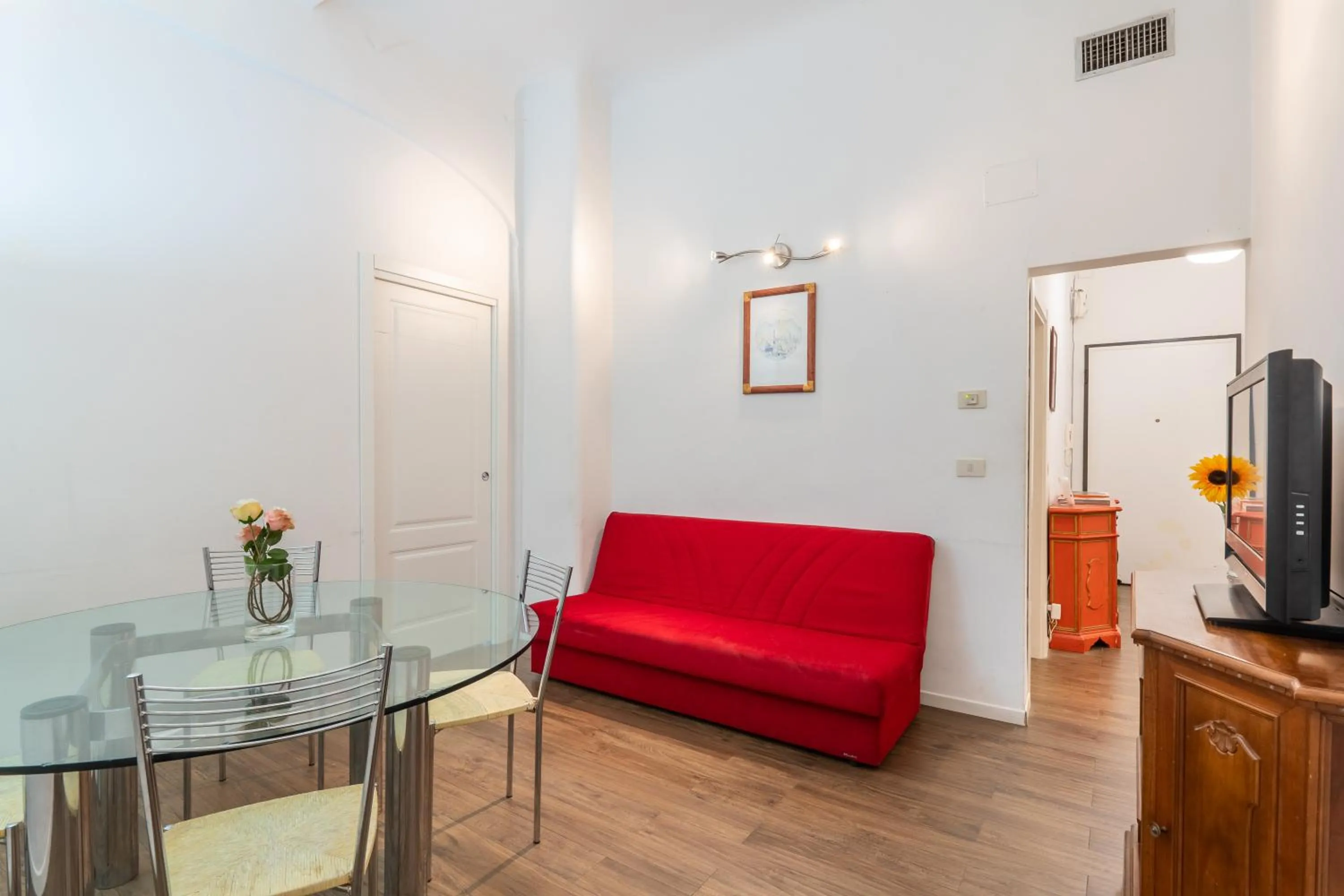 Living room in Palazzo Vecchio Apartments by Mmega