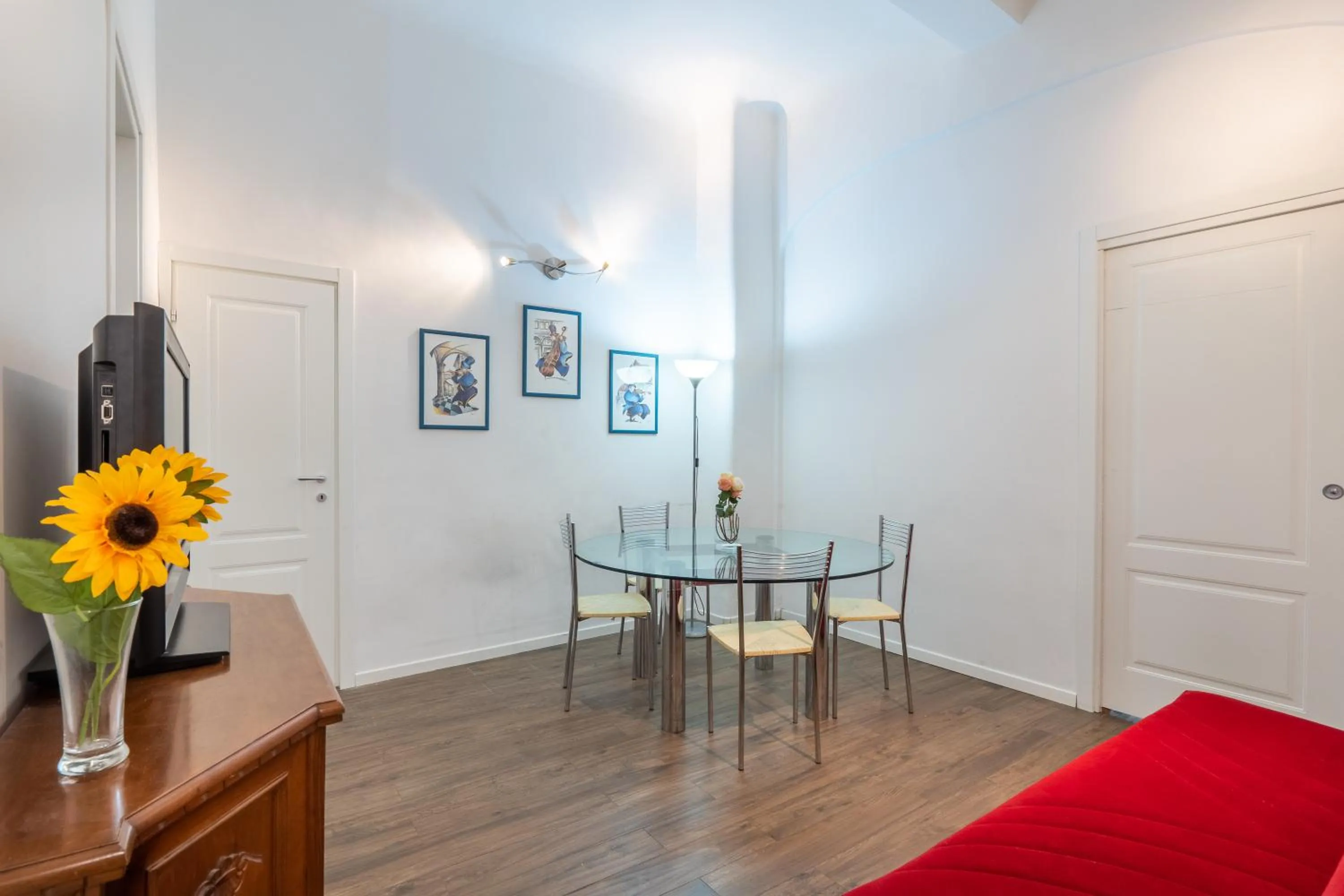 TV and multimedia in Palazzo Vecchio Apartments by Mmega