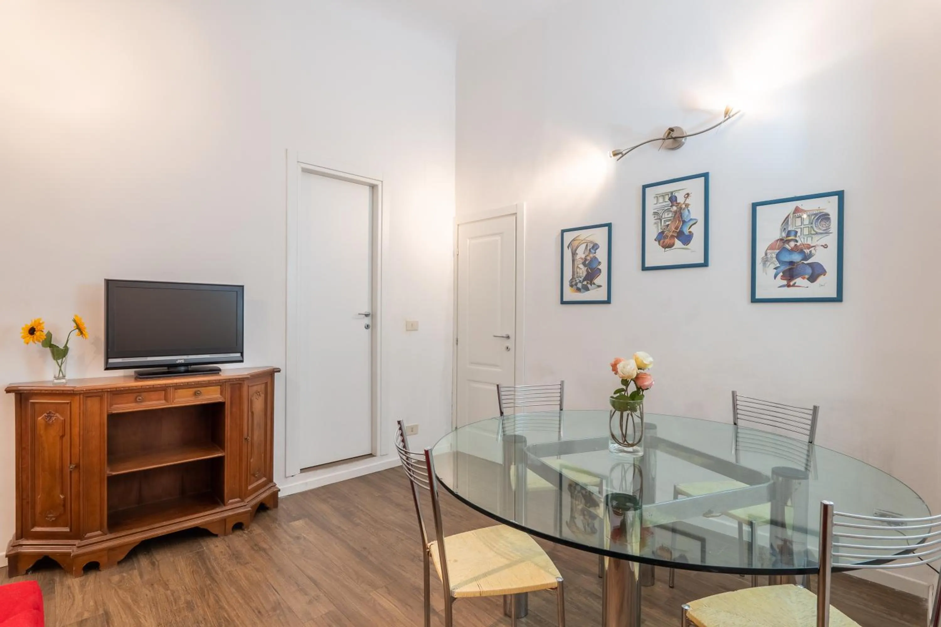 TV and multimedia in Palazzo Vecchio Apartments by Mmega