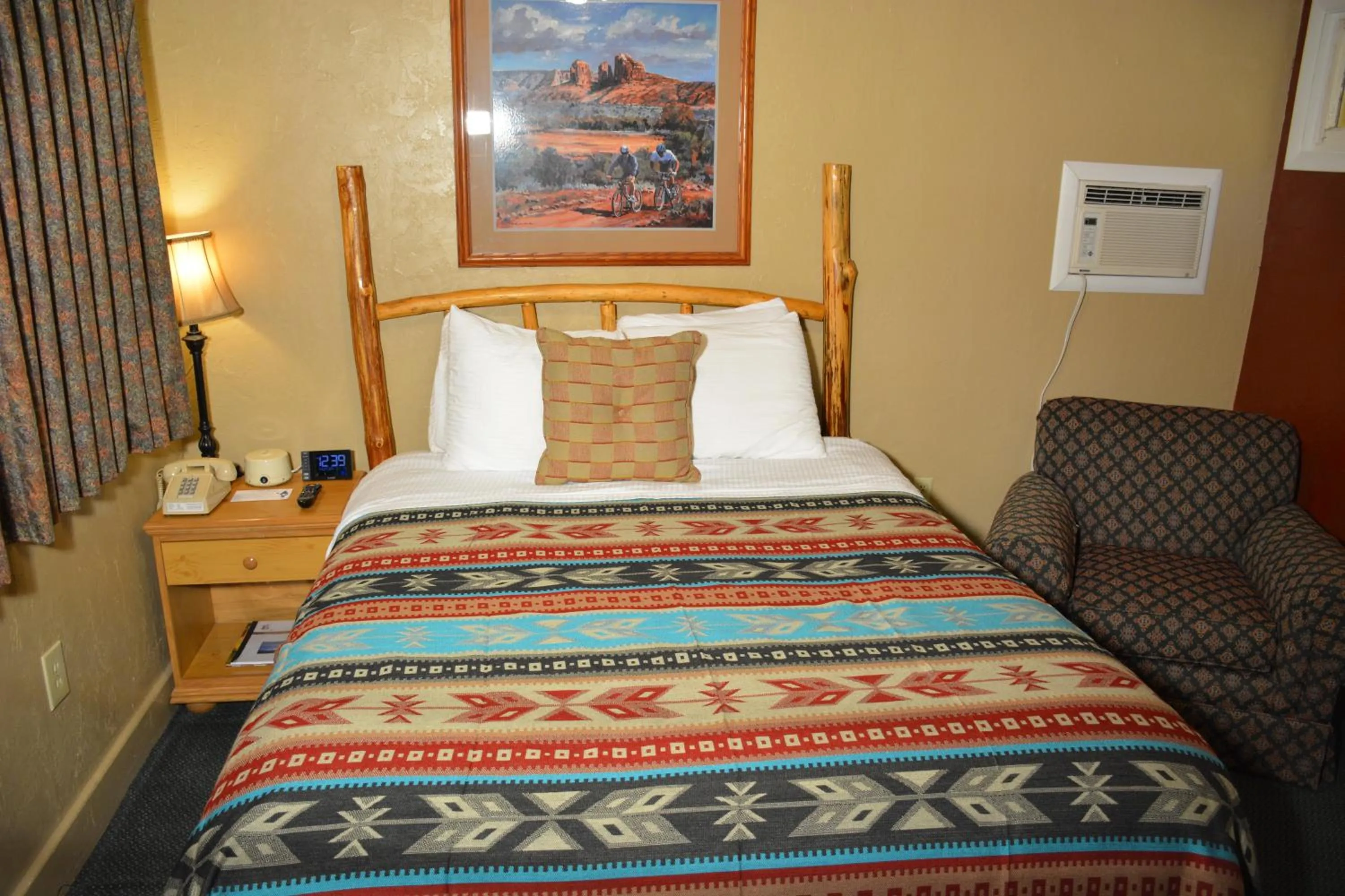 Bedroom, Bed in Sitzmark Chalet Inn