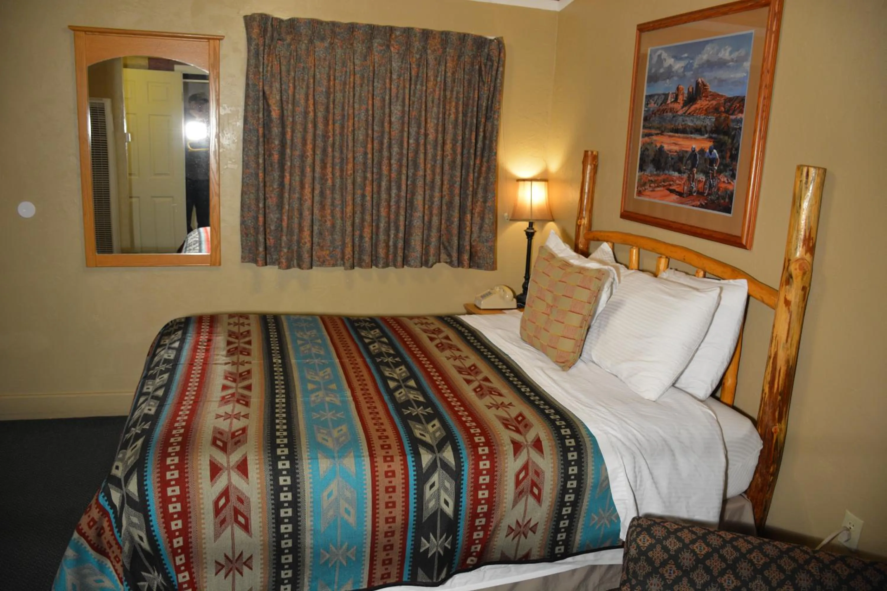 Bedroom, Bed in Sitzmark Chalet Inn