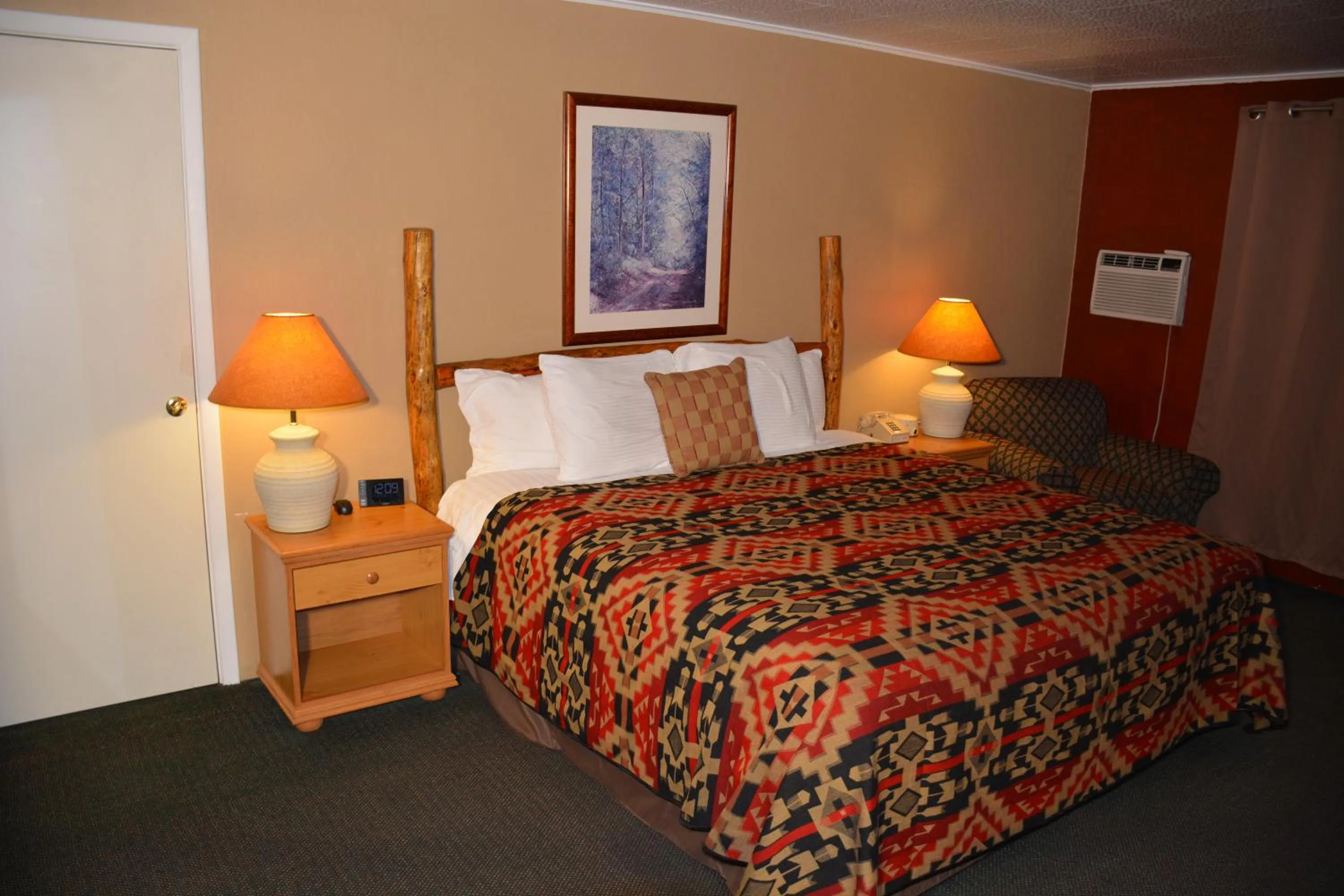 Bed in Sitzmark Chalet Inn