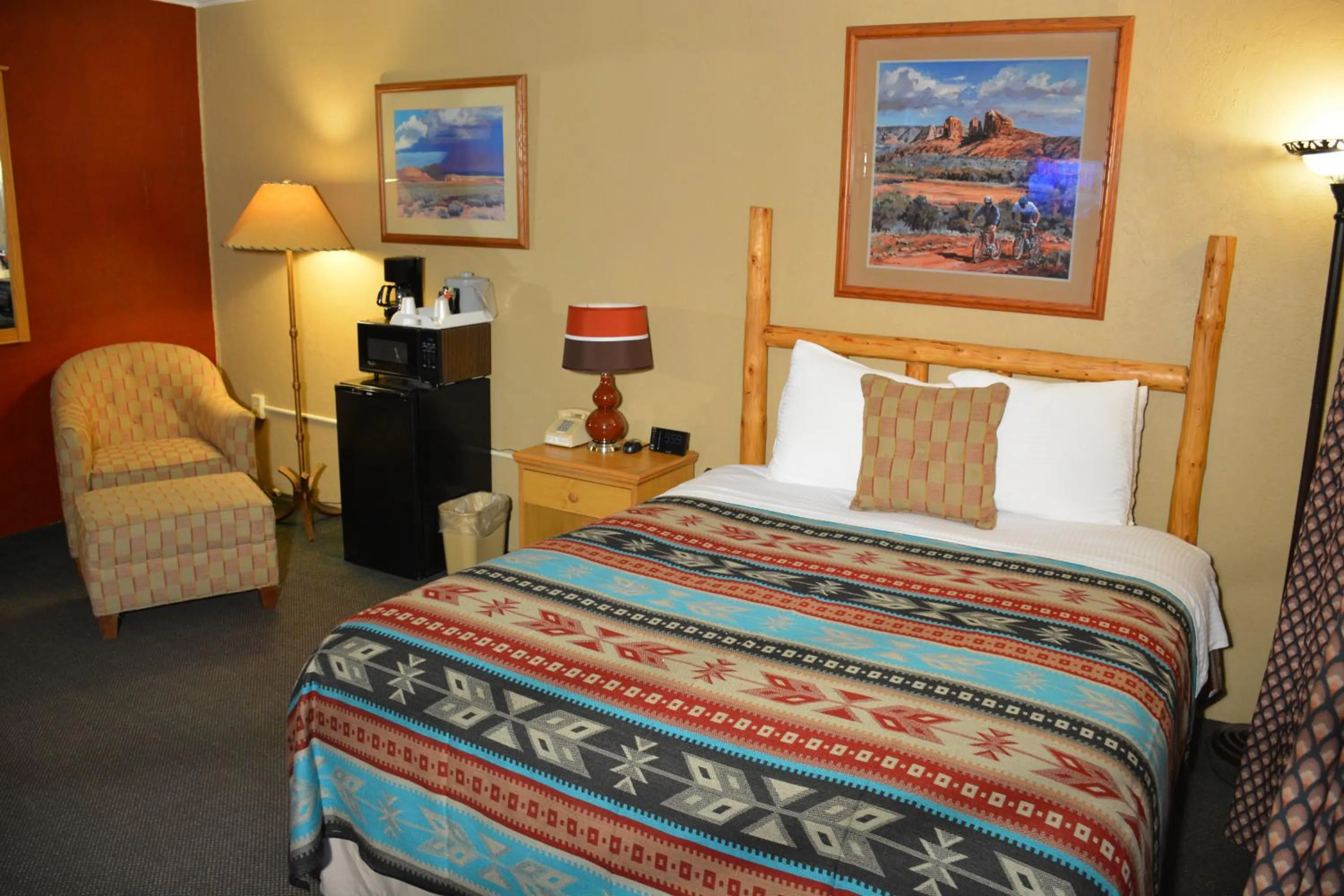 Bedroom, Bed in Sitzmark Chalet Inn