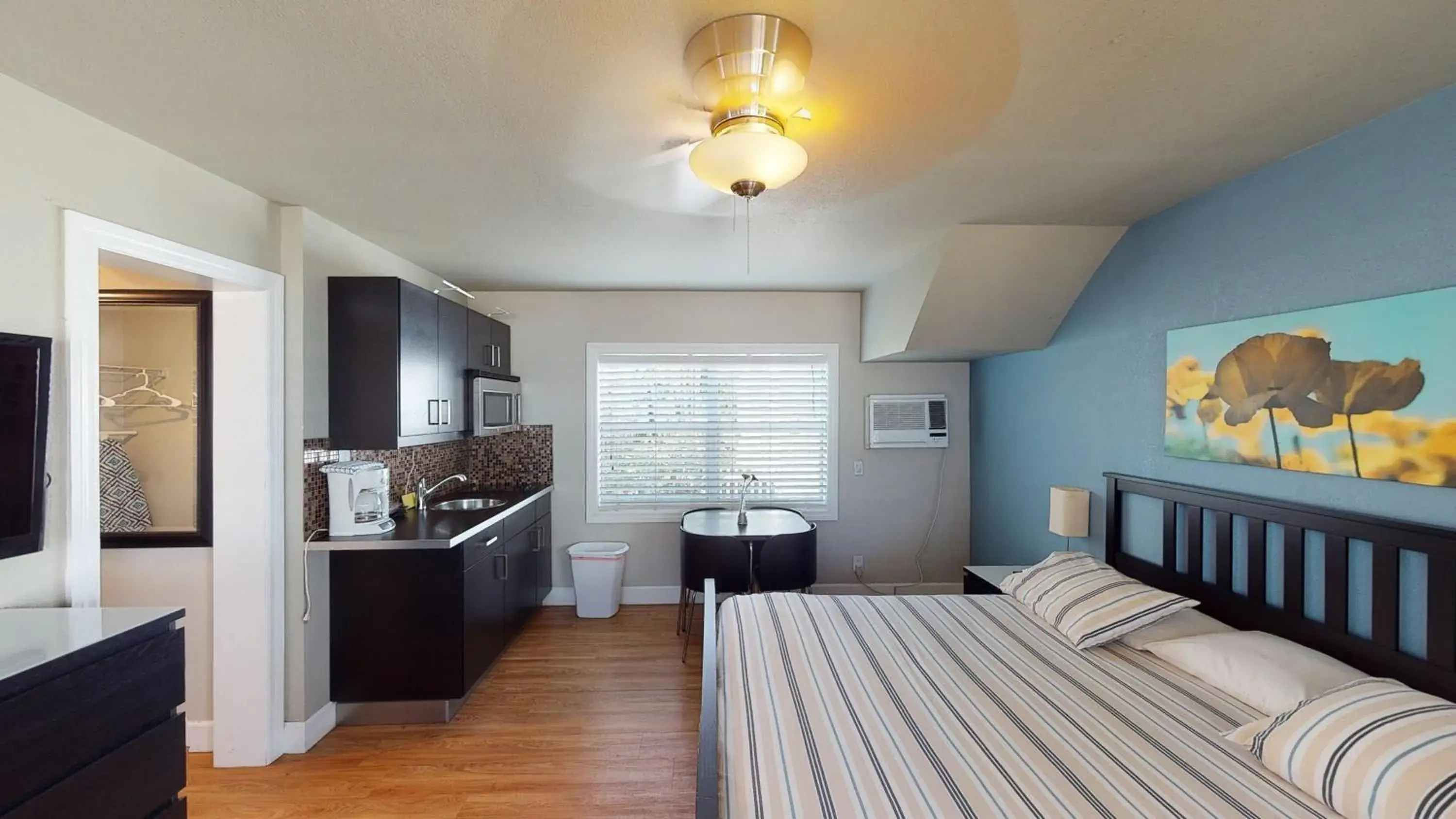 Deluxe Queen Studio in Sun Beach Inn Deluxe Queen Studio in Sun Beach Inn