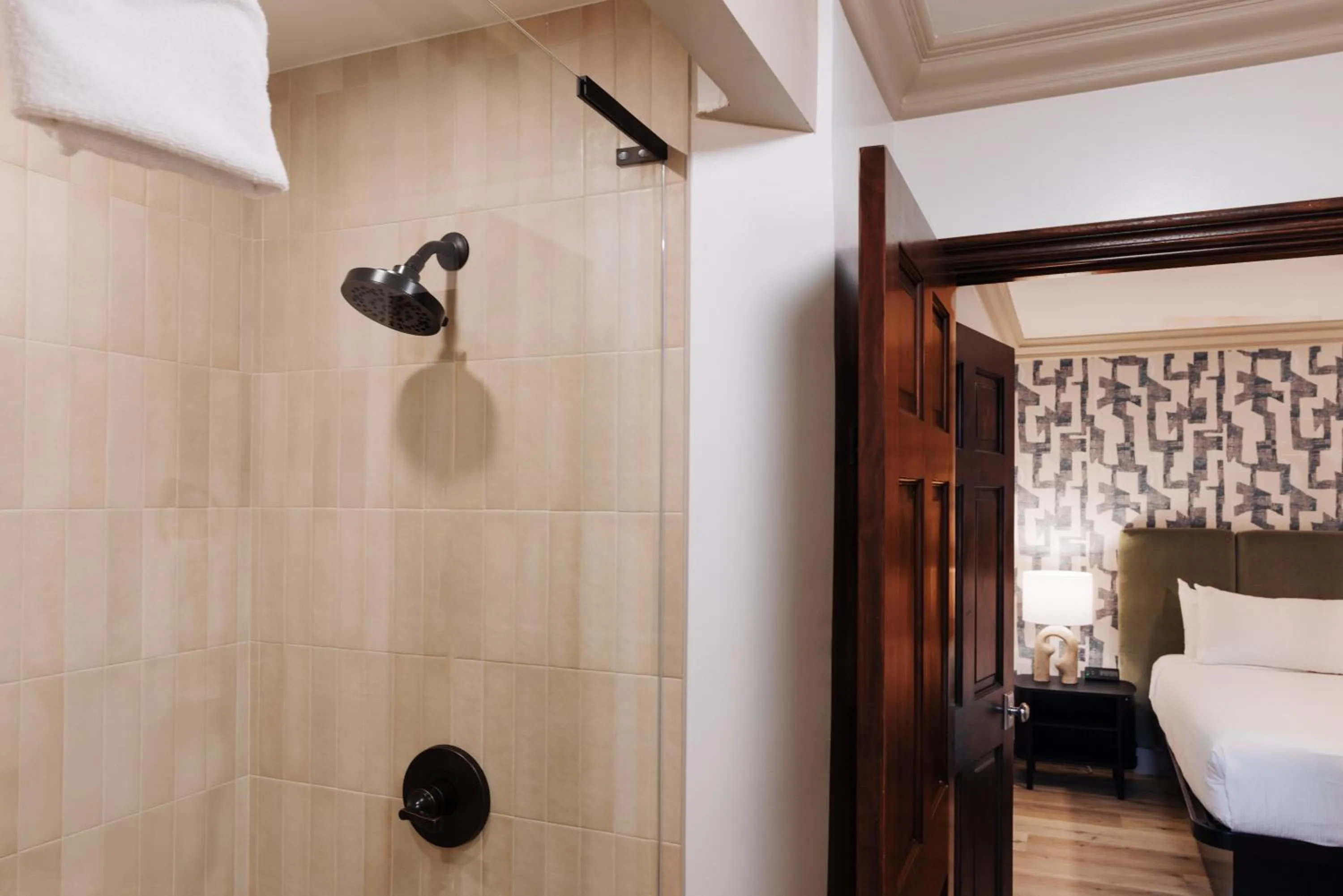 Shower, Bed in The Marlo