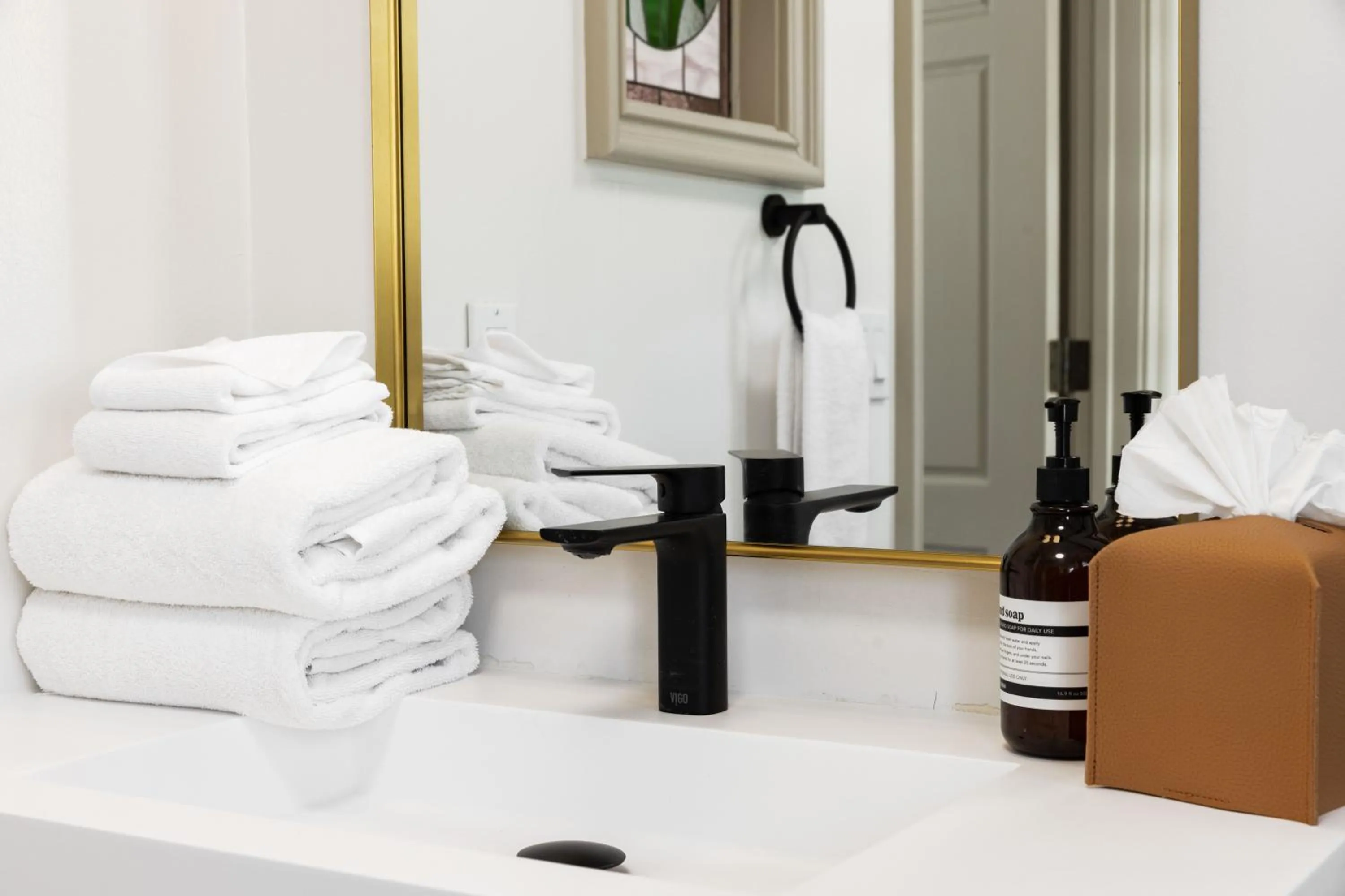 Bathroom, Bed in The Marlo