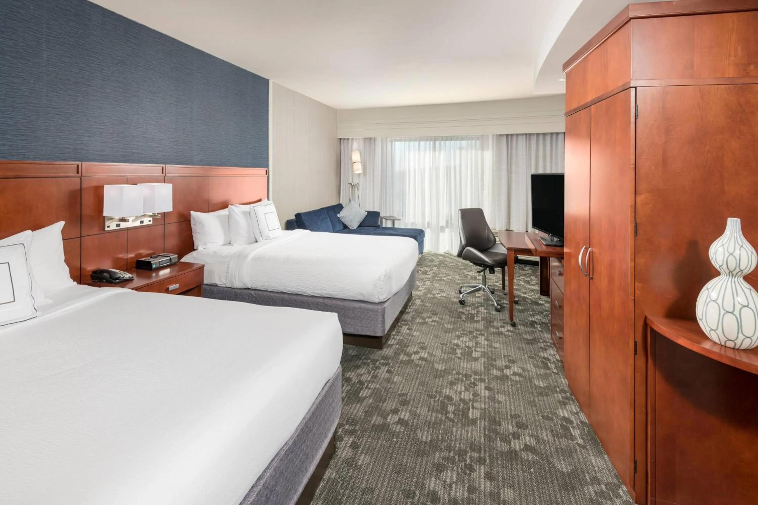 Photo of the whole room, Bed in Courtyard by Marriott San Diego Oceanside