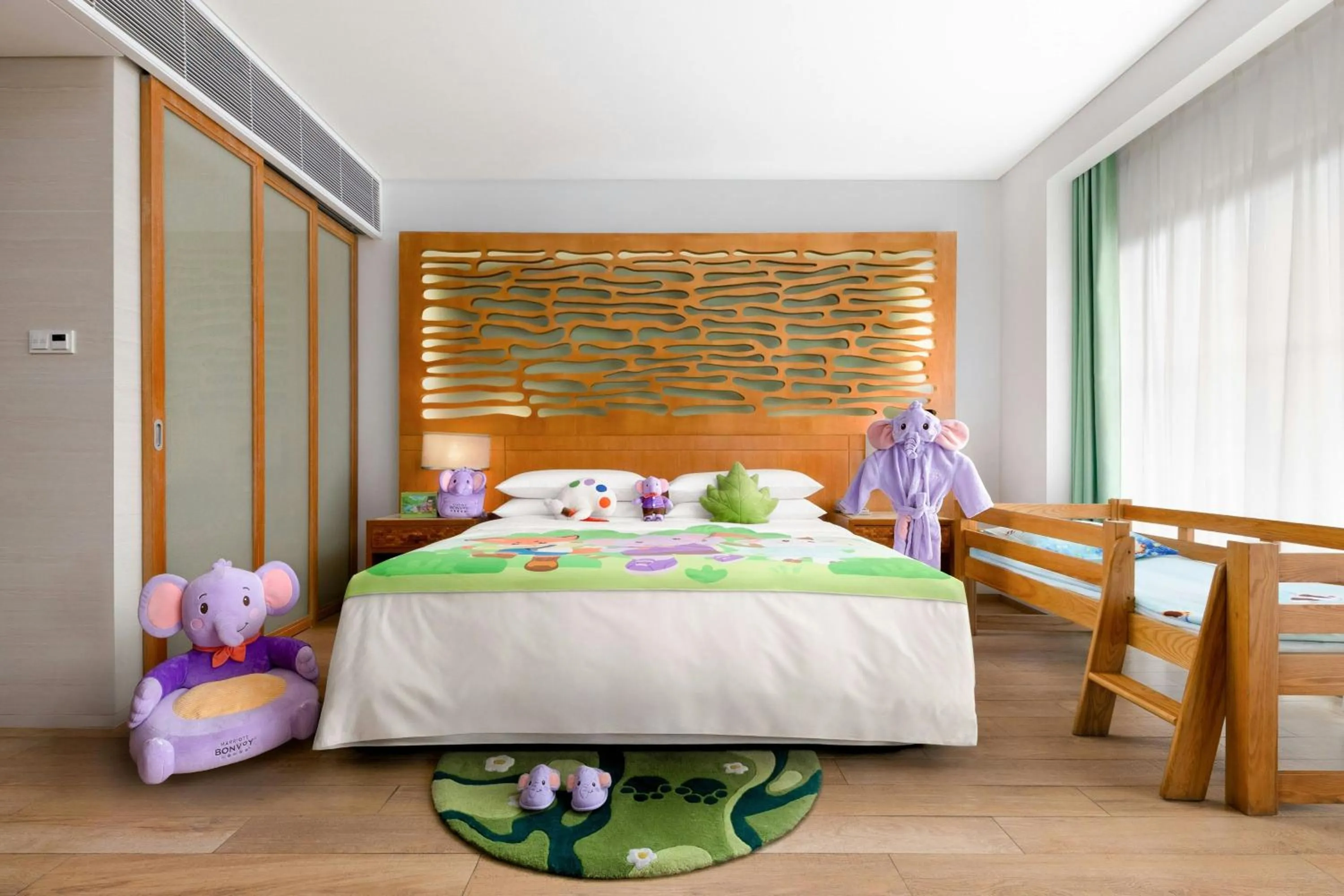 Photo of the whole room, Bed in Sheraton Sanya Haitang Bay Resort