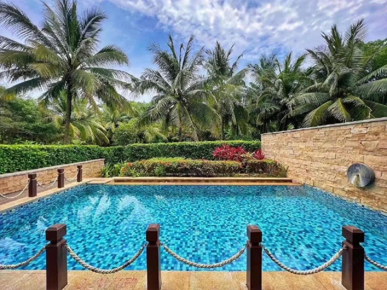 Swimming pool in Sheraton Sanya Haitang Bay Resort
