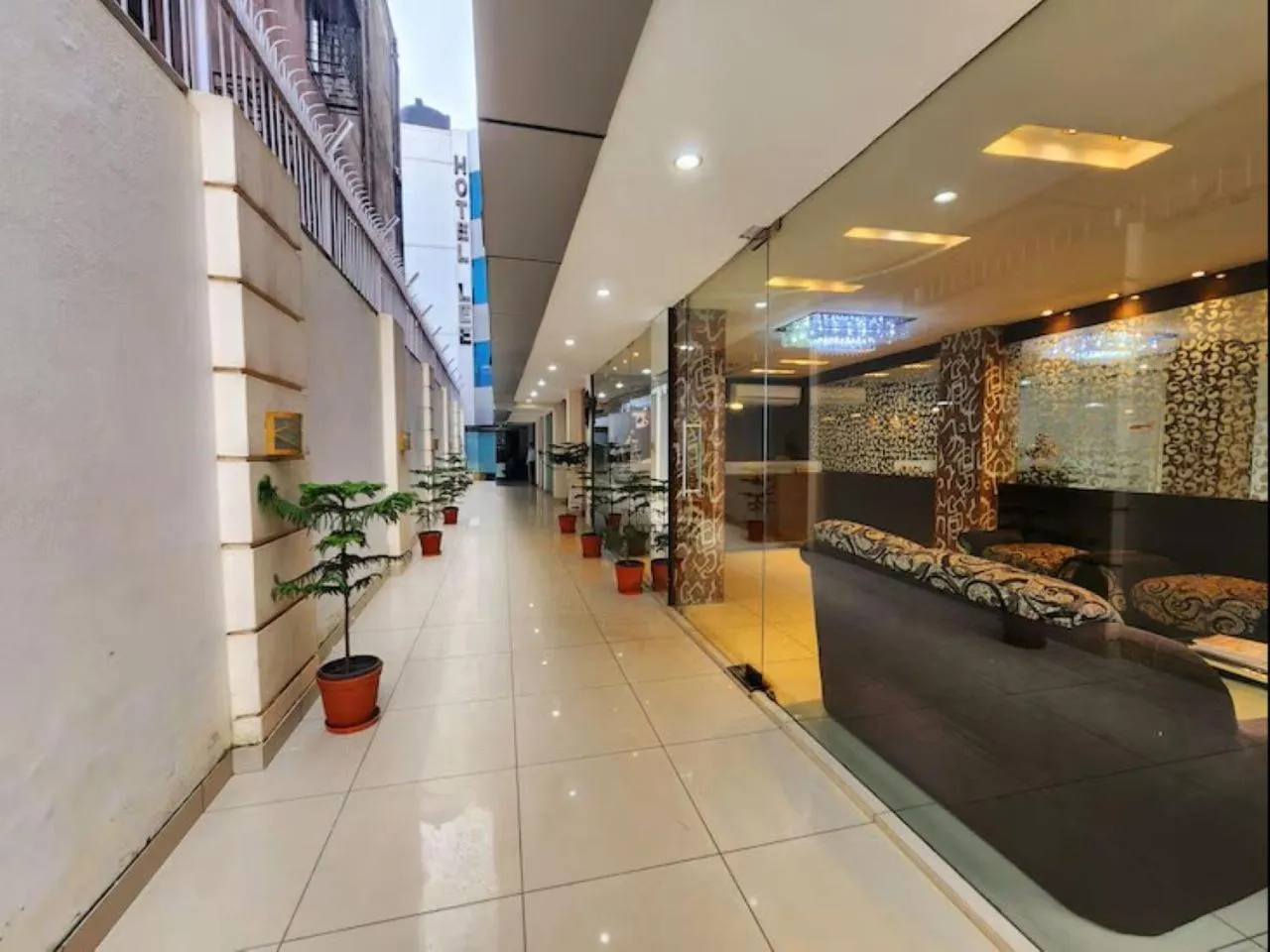 Facade/entrance in Hotel Lee International