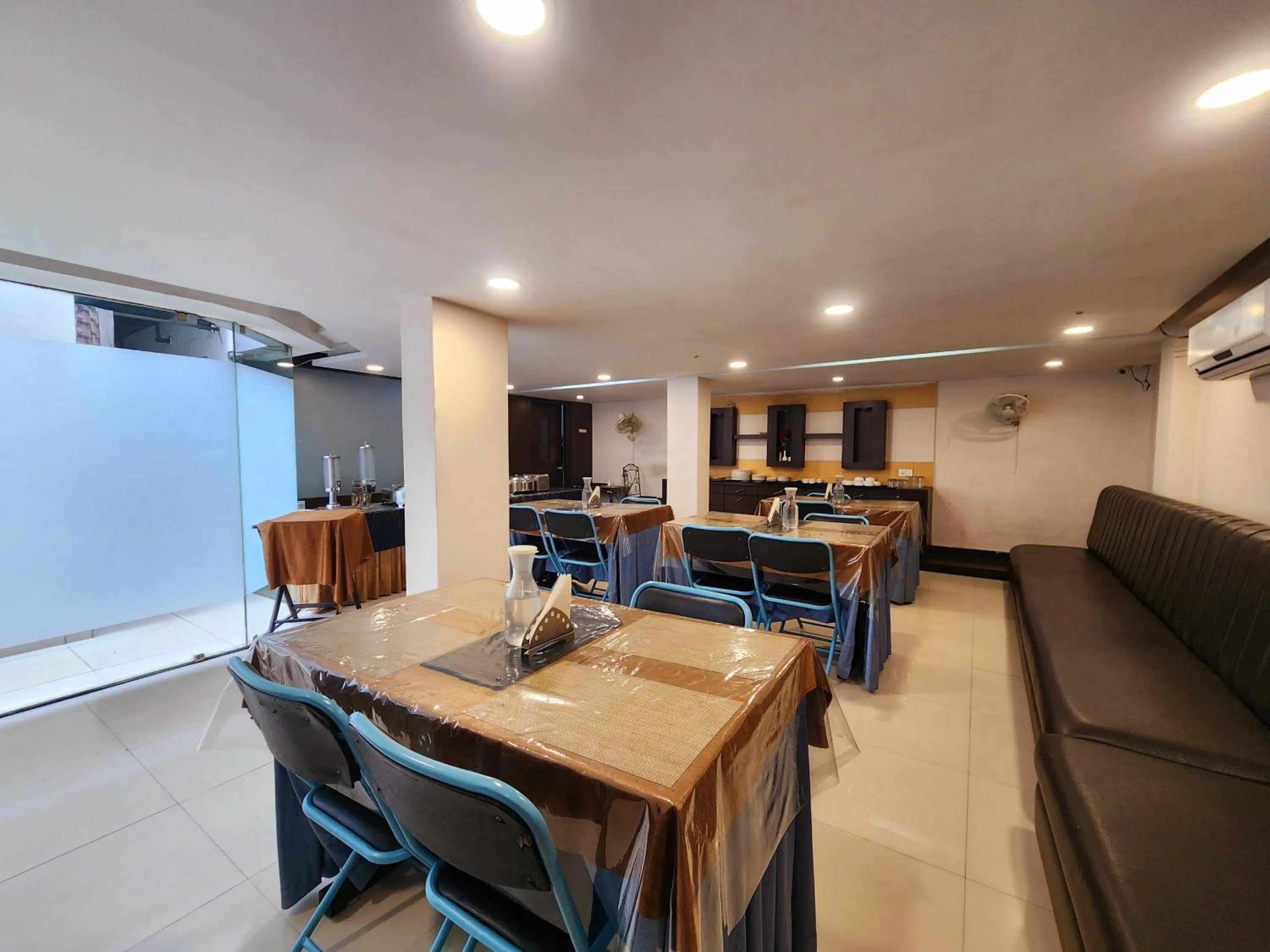 Restaurant/places to eat in Hotel Lee International