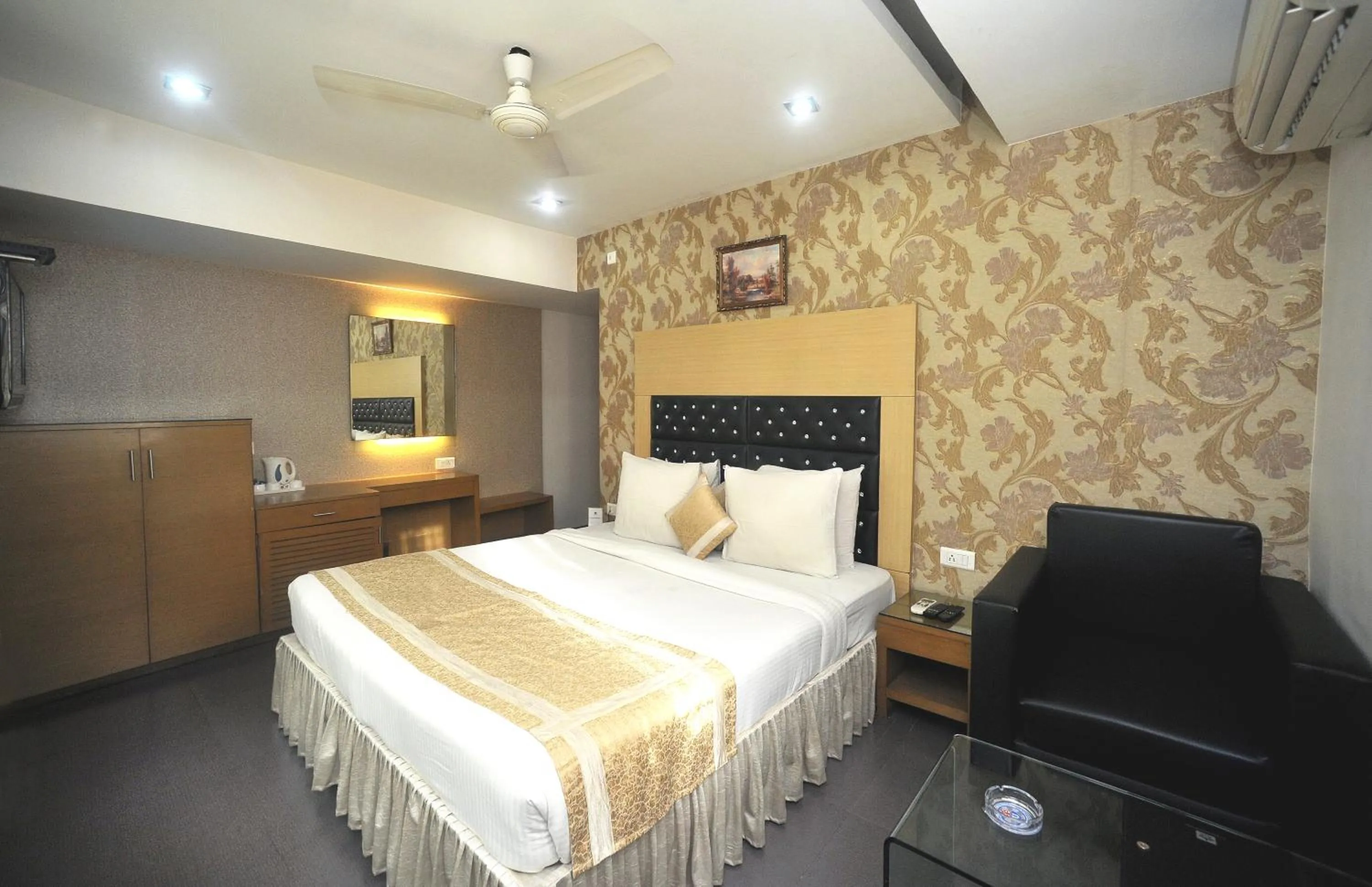 Bedroom, Bed in Hotel Lee International