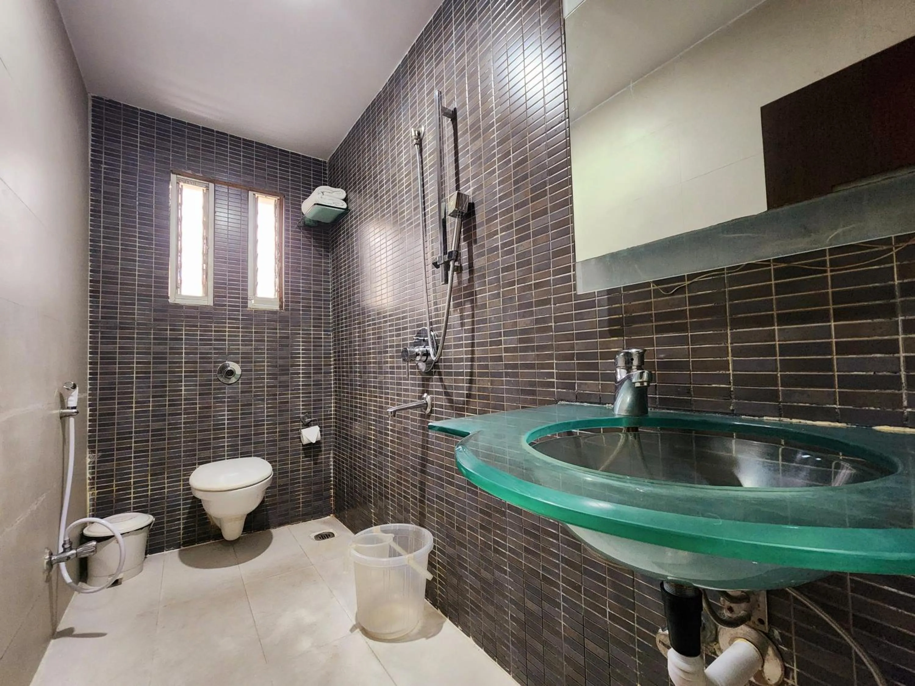 Shower in Hotel Lee International