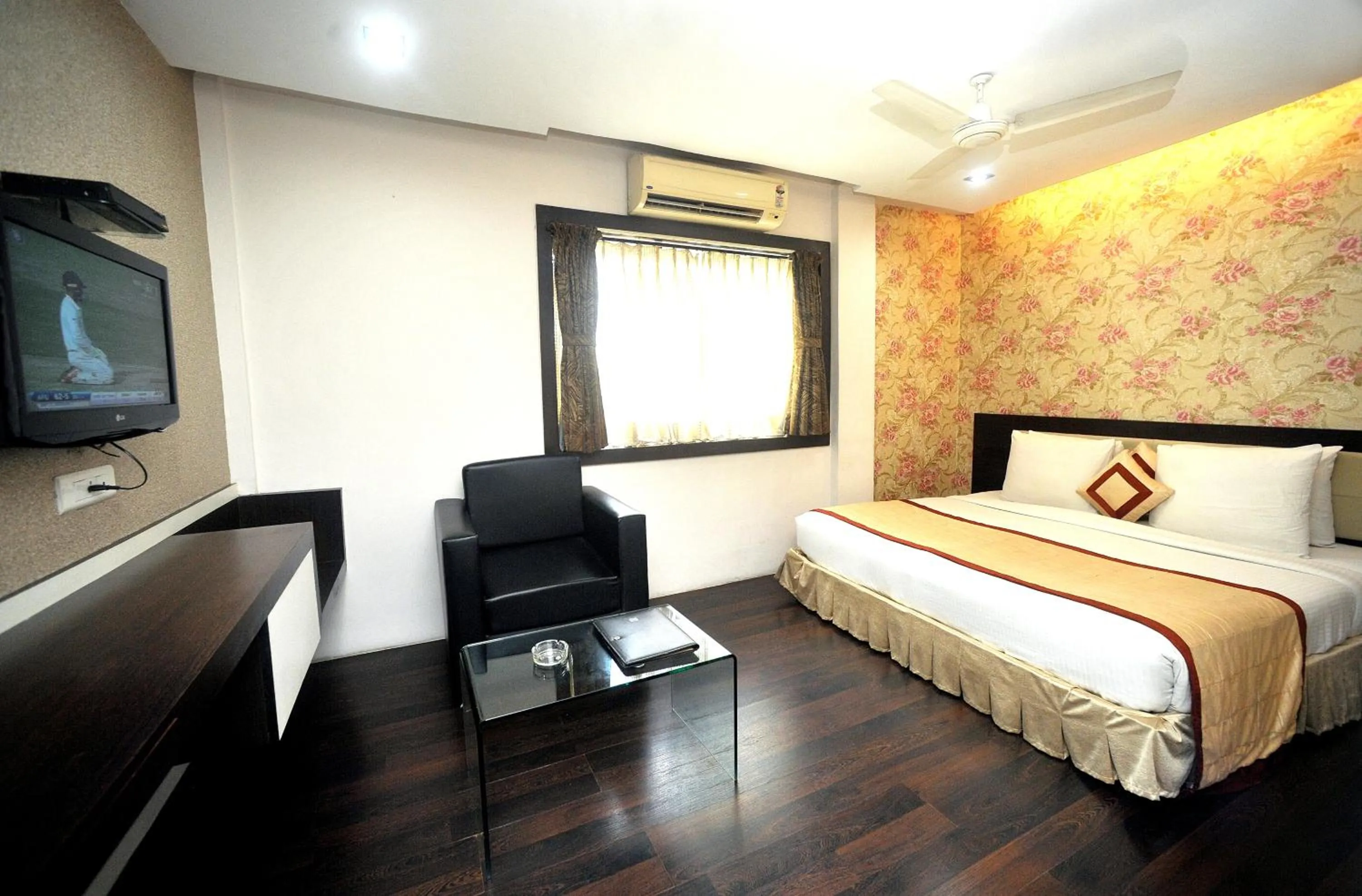 Bed in Hotel Lee International