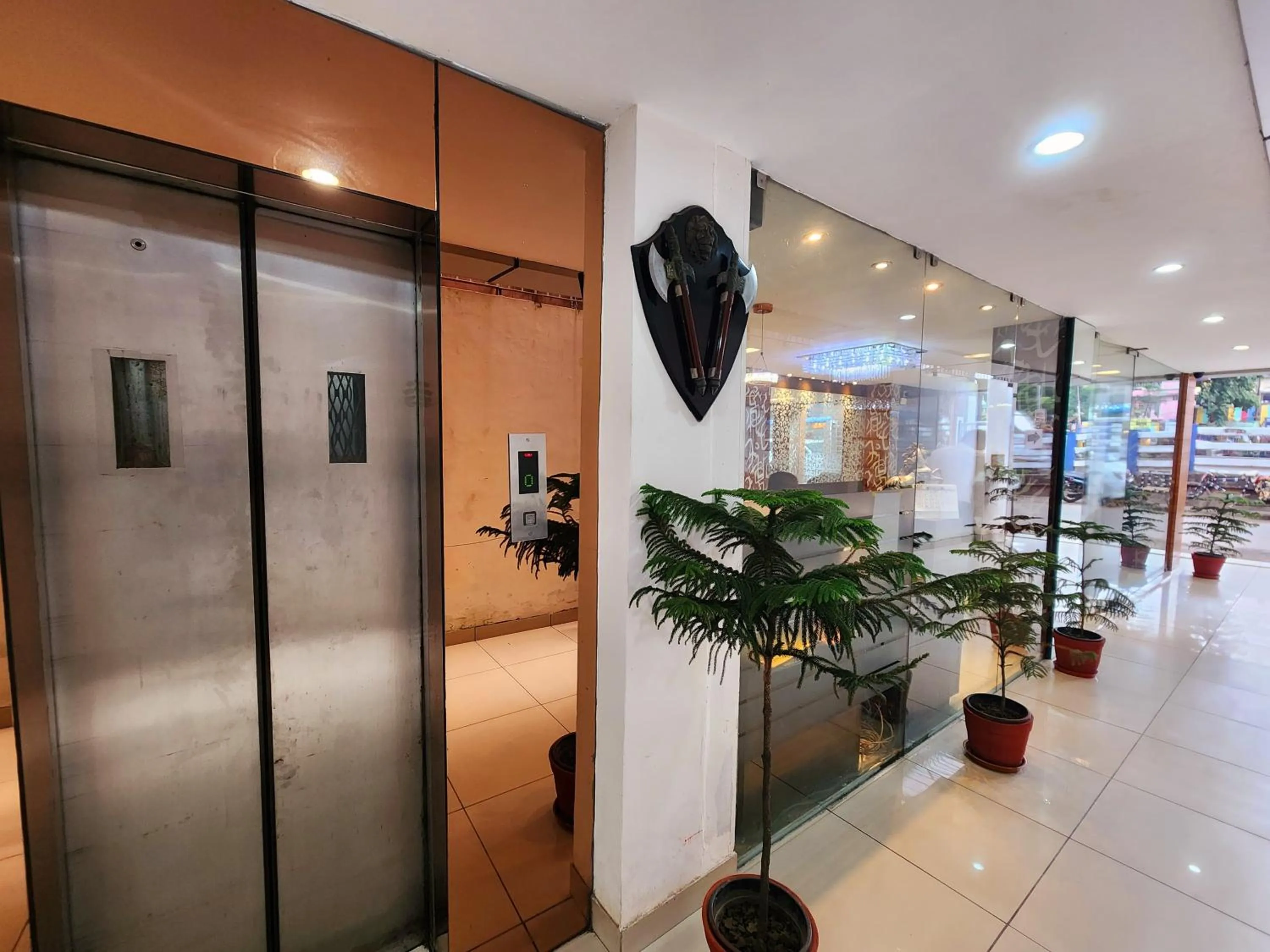 elevator in Hotel Lee International