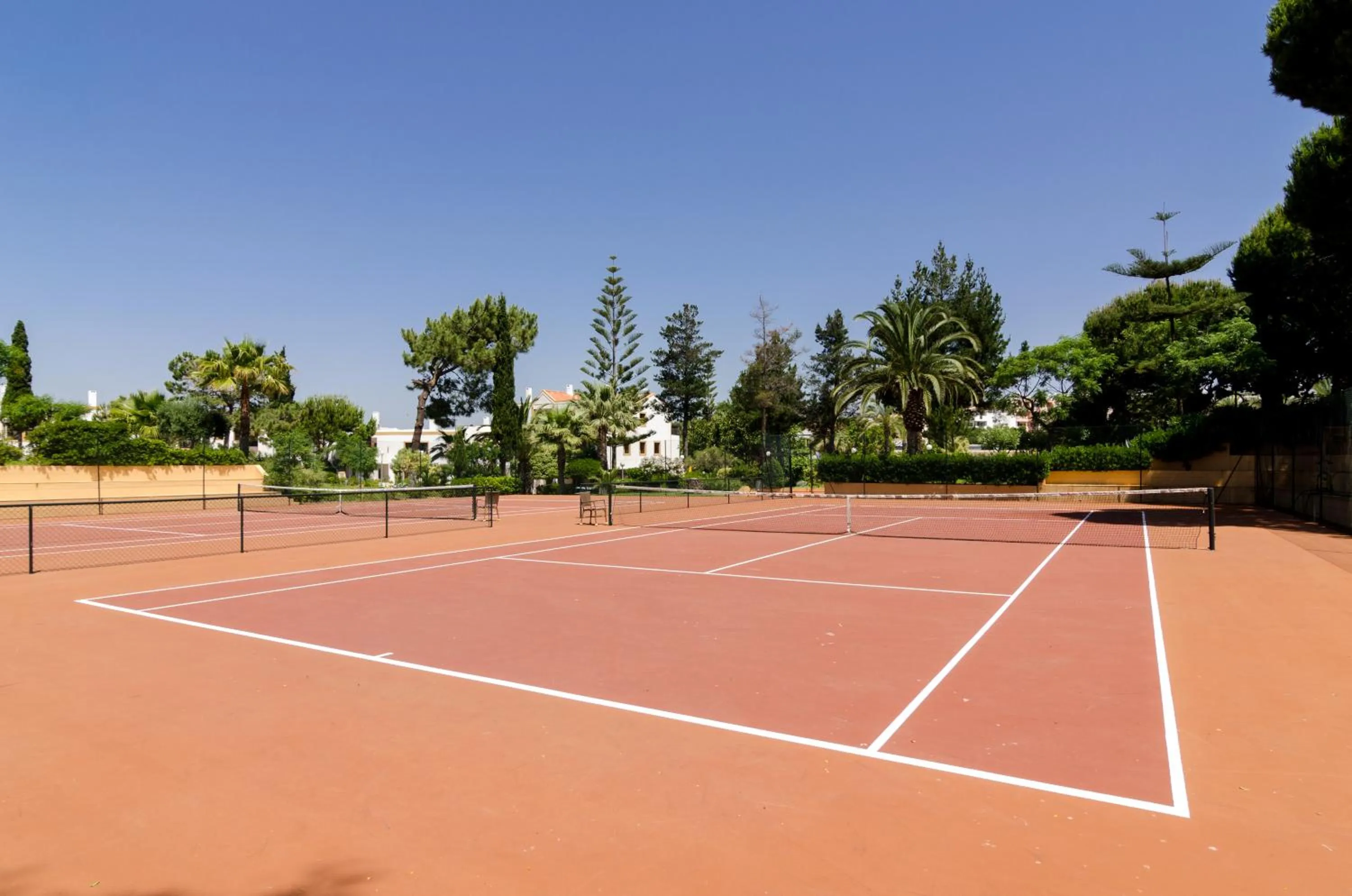 Tennis court in Alfagar Village