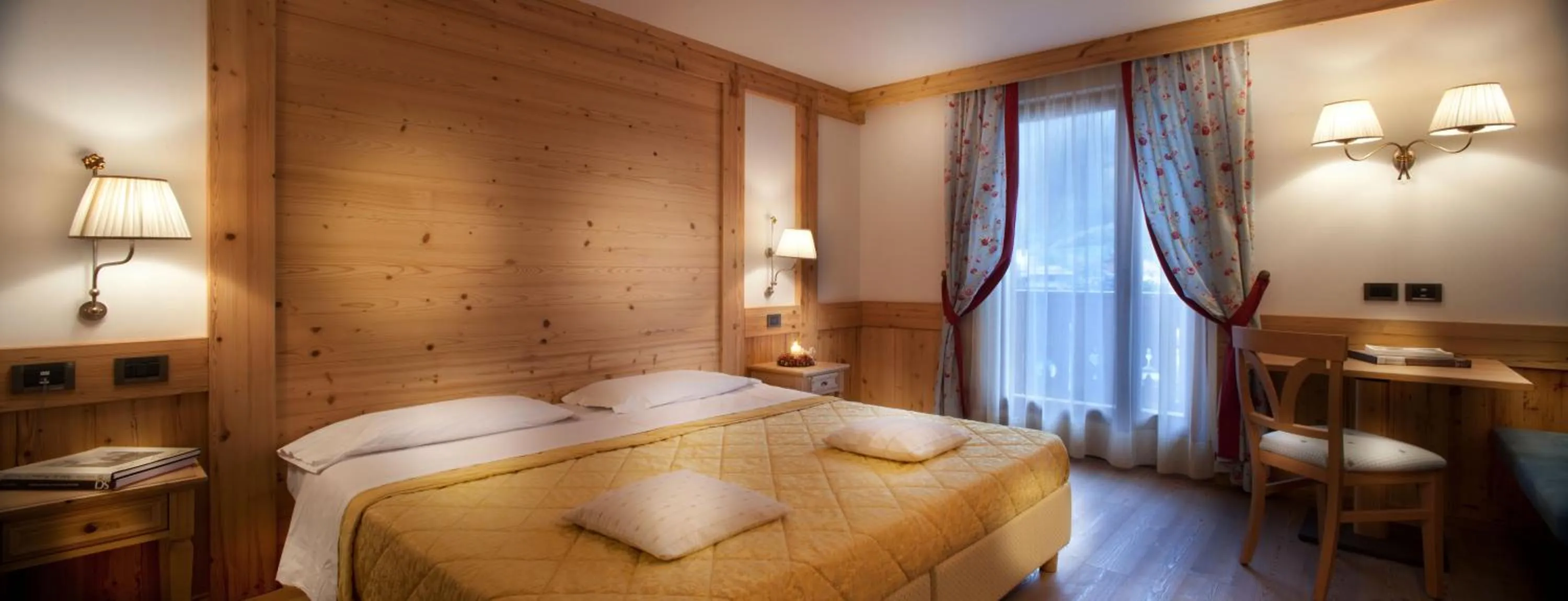 Photo of the whole room, Bed in Campiglio Bellavista