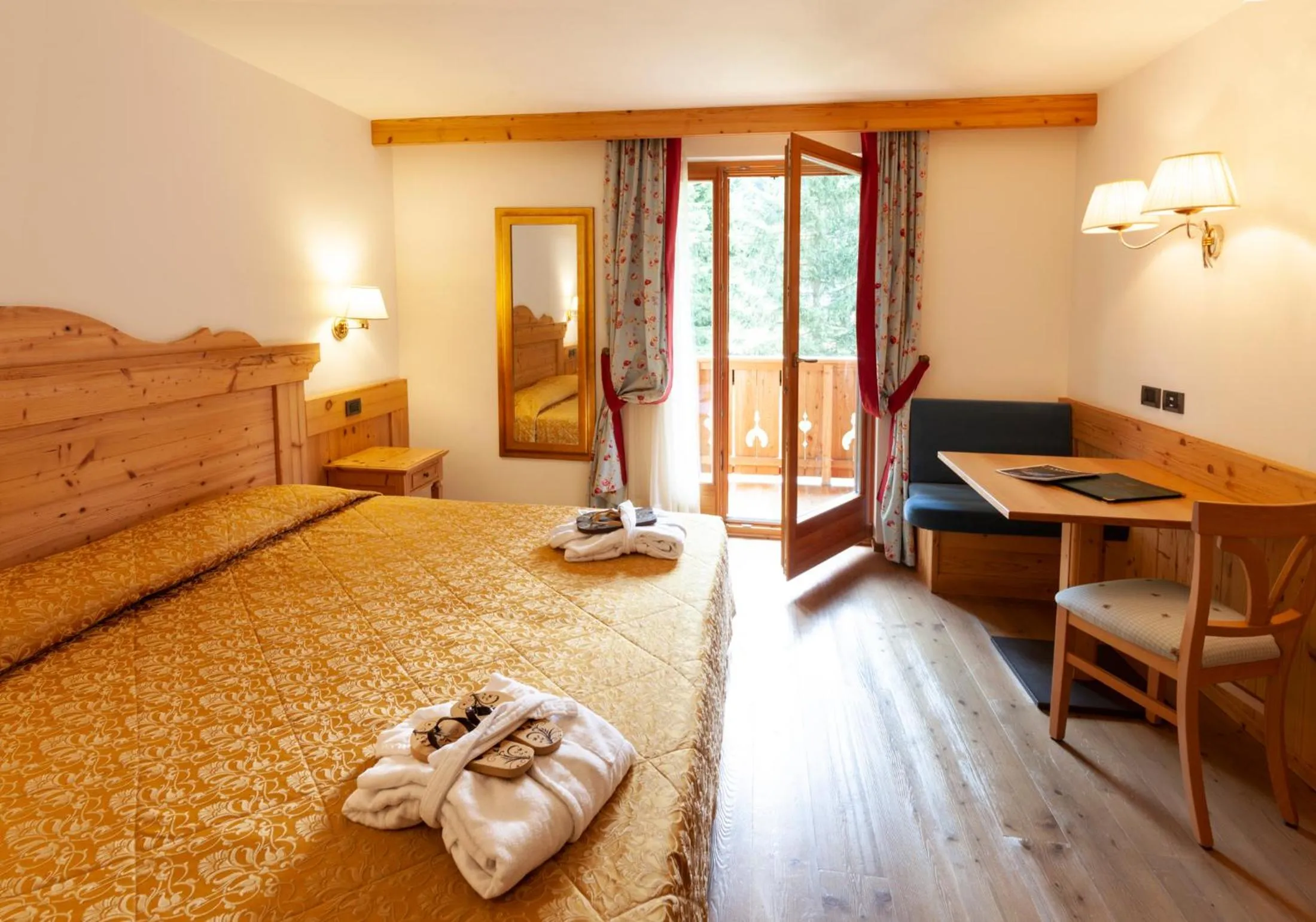 Photo of the whole room, Bed in Campiglio Bellavista