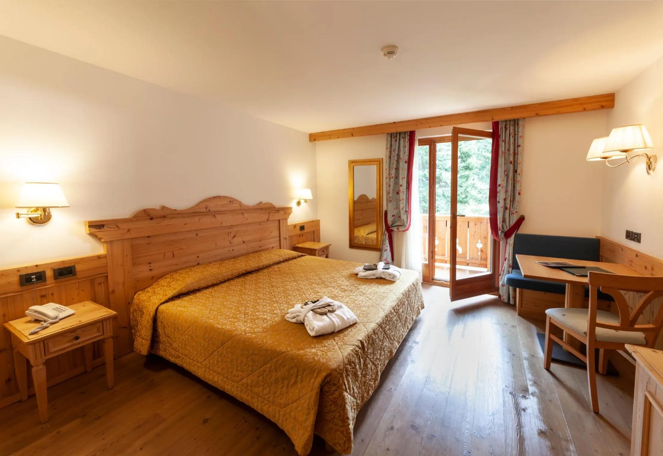 Photo of the whole room, Bed in Campiglio Bellavista