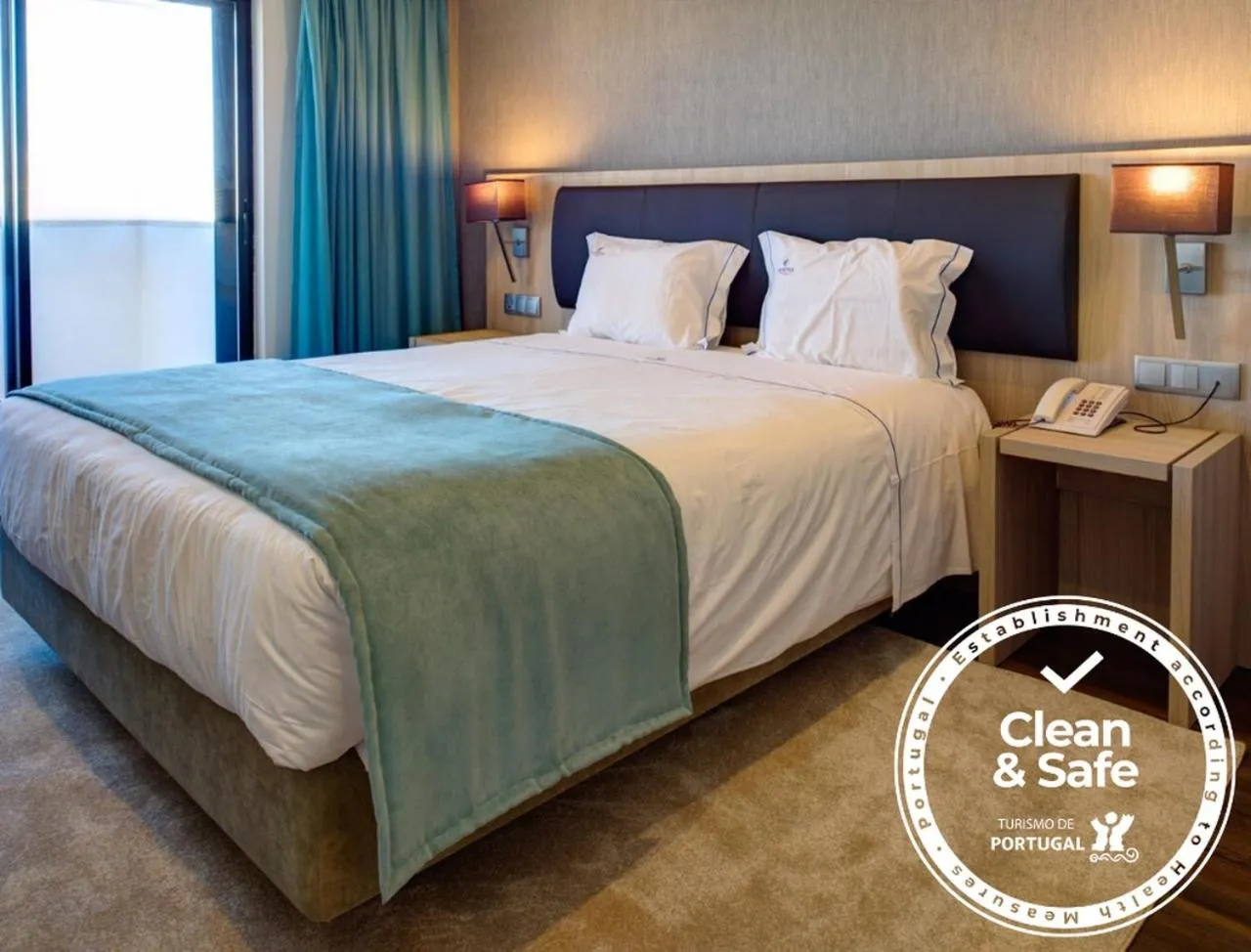 Photo of the whole room, Bed in VIP Executive Zurique Hotel