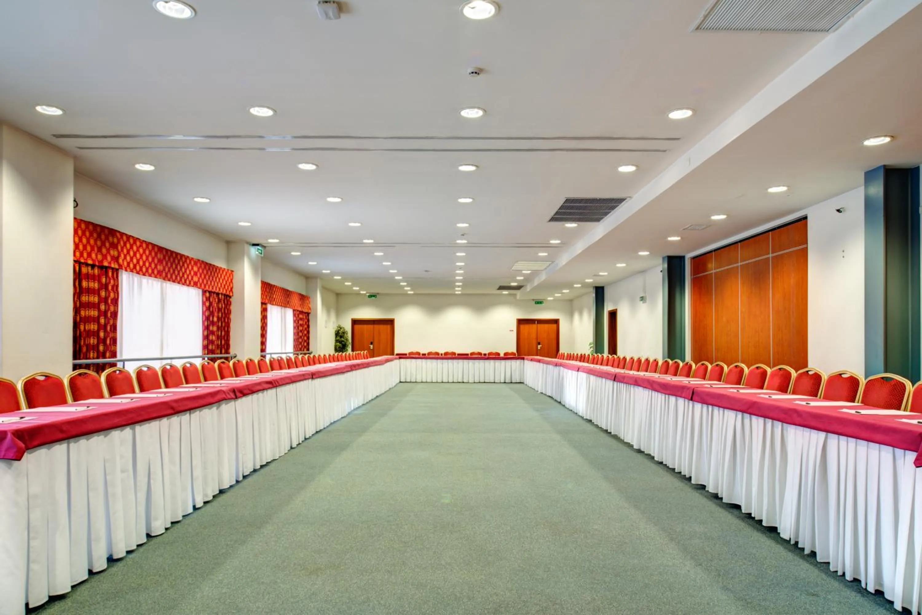 Meeting/conference room in VIP Executive Zurique Hotel
