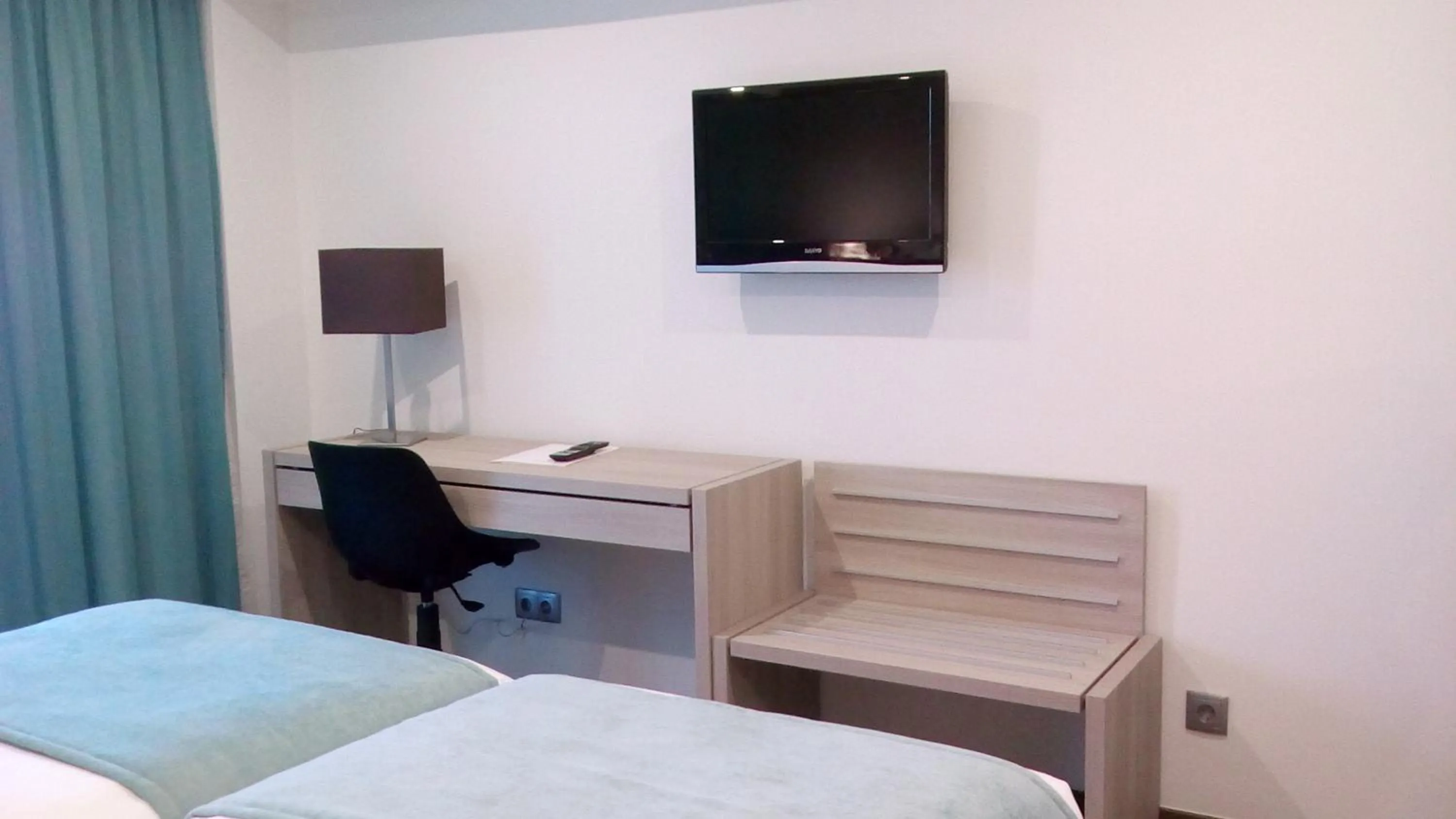 Photo of the whole room, Bed in VIP Executive Zurique Hotel