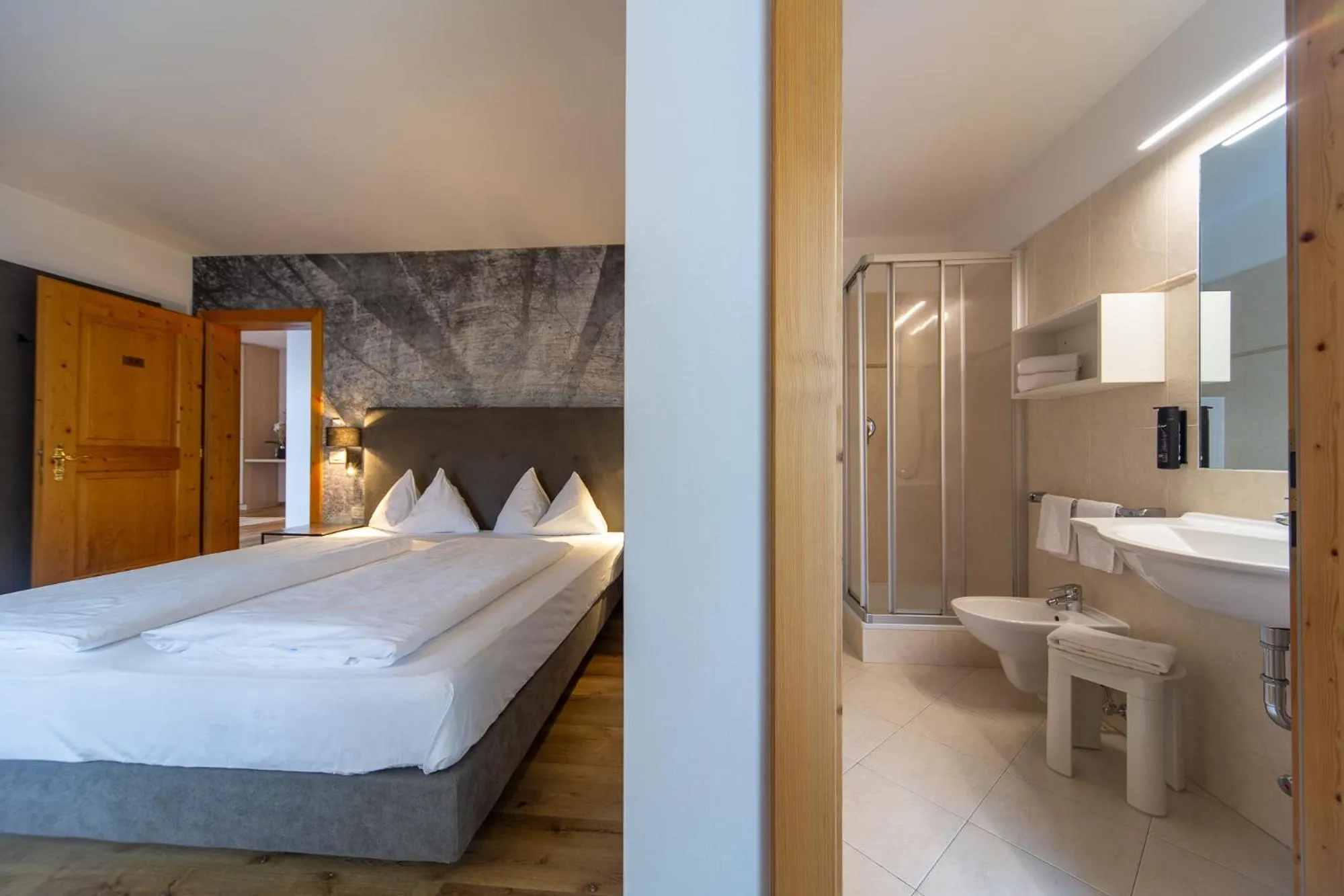 Shower, Bed in Eden Apartments