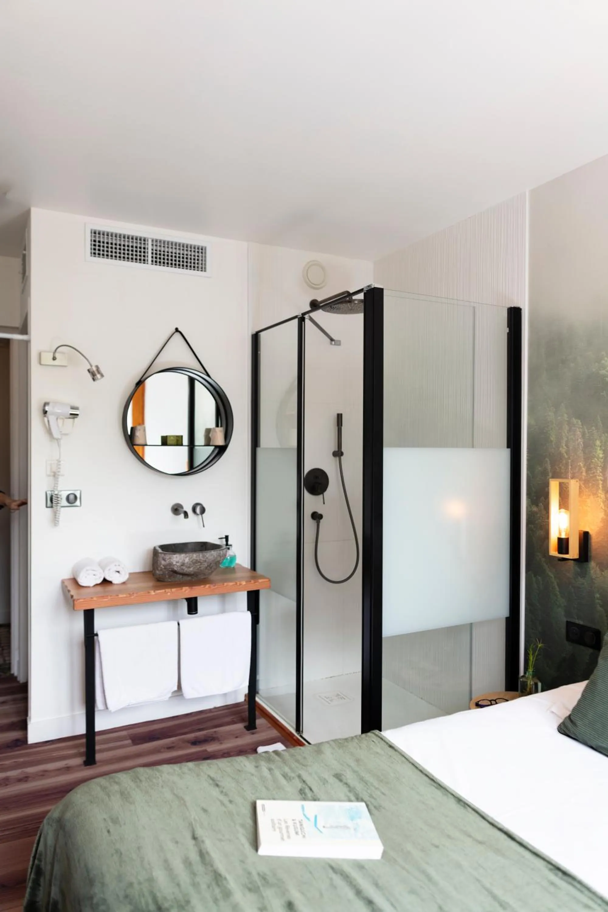 Bathroom, Bed in Hotel Restaurant Les Glycines