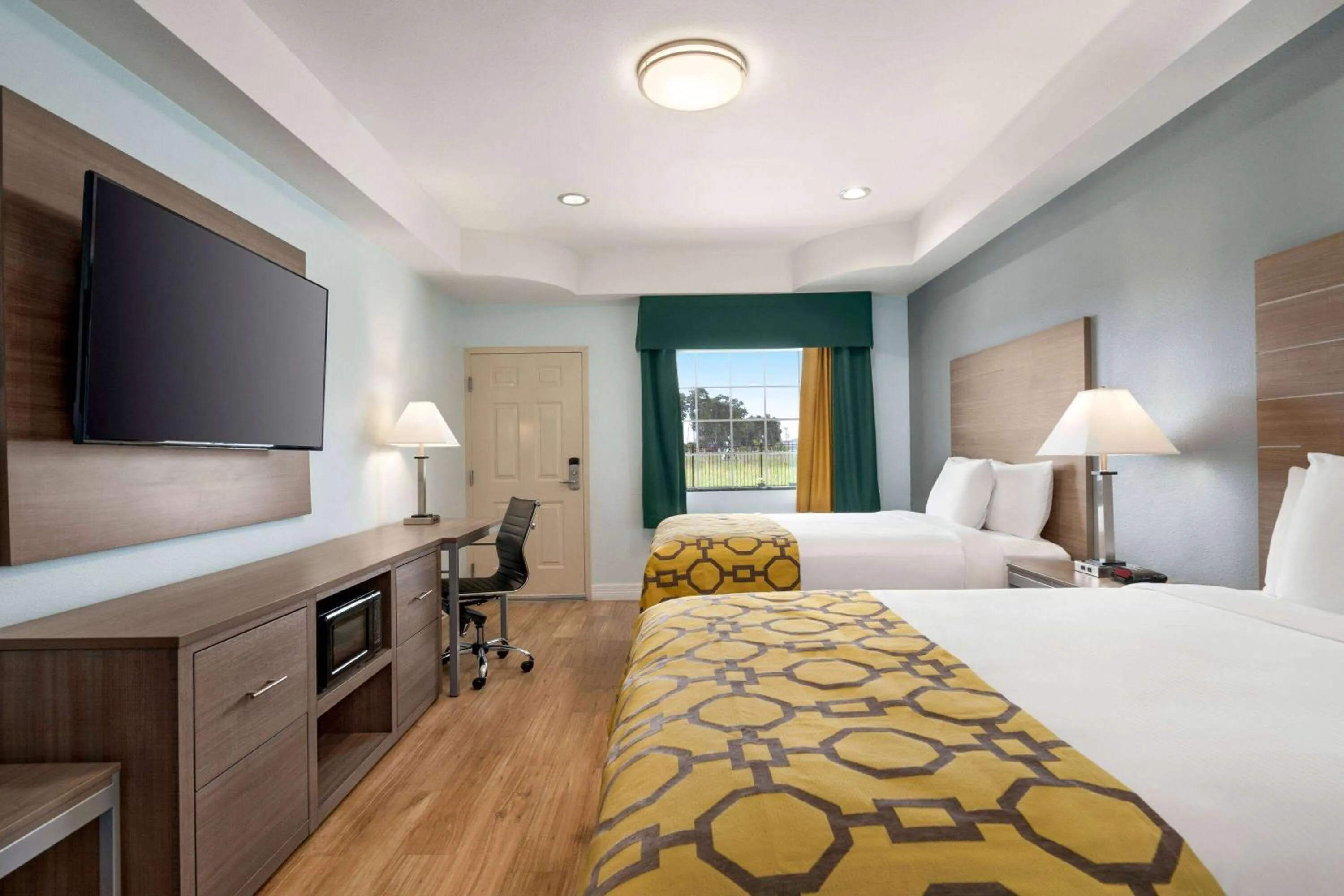 Photo of the whole room, Bed in Baymont by Wyndham Kingwood