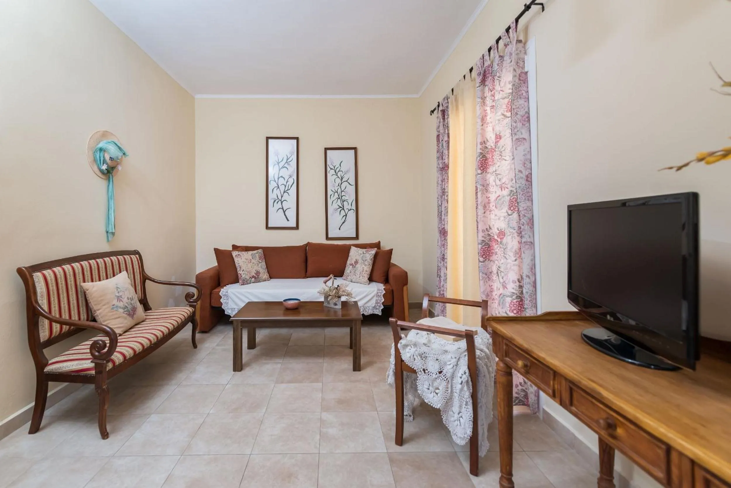 Living room in Lorenzo Villas with Private Pool, 200m from the beach, by ZanteWize