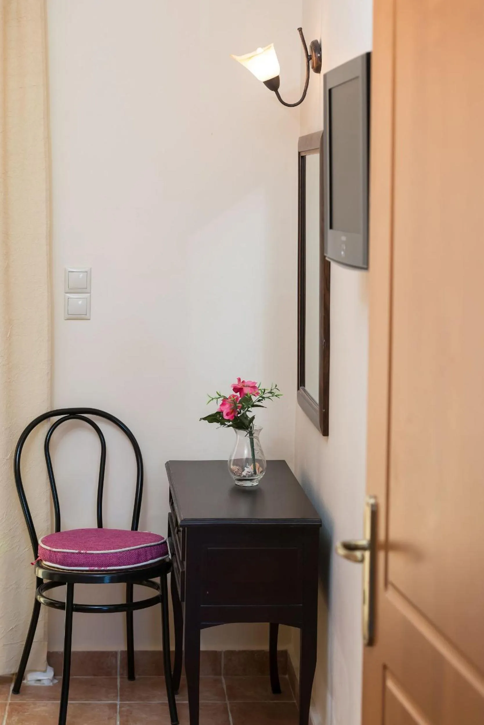 Decorative detail in Lorenzo Villas with Private Pool, 200m from the beach, by ZanteWize