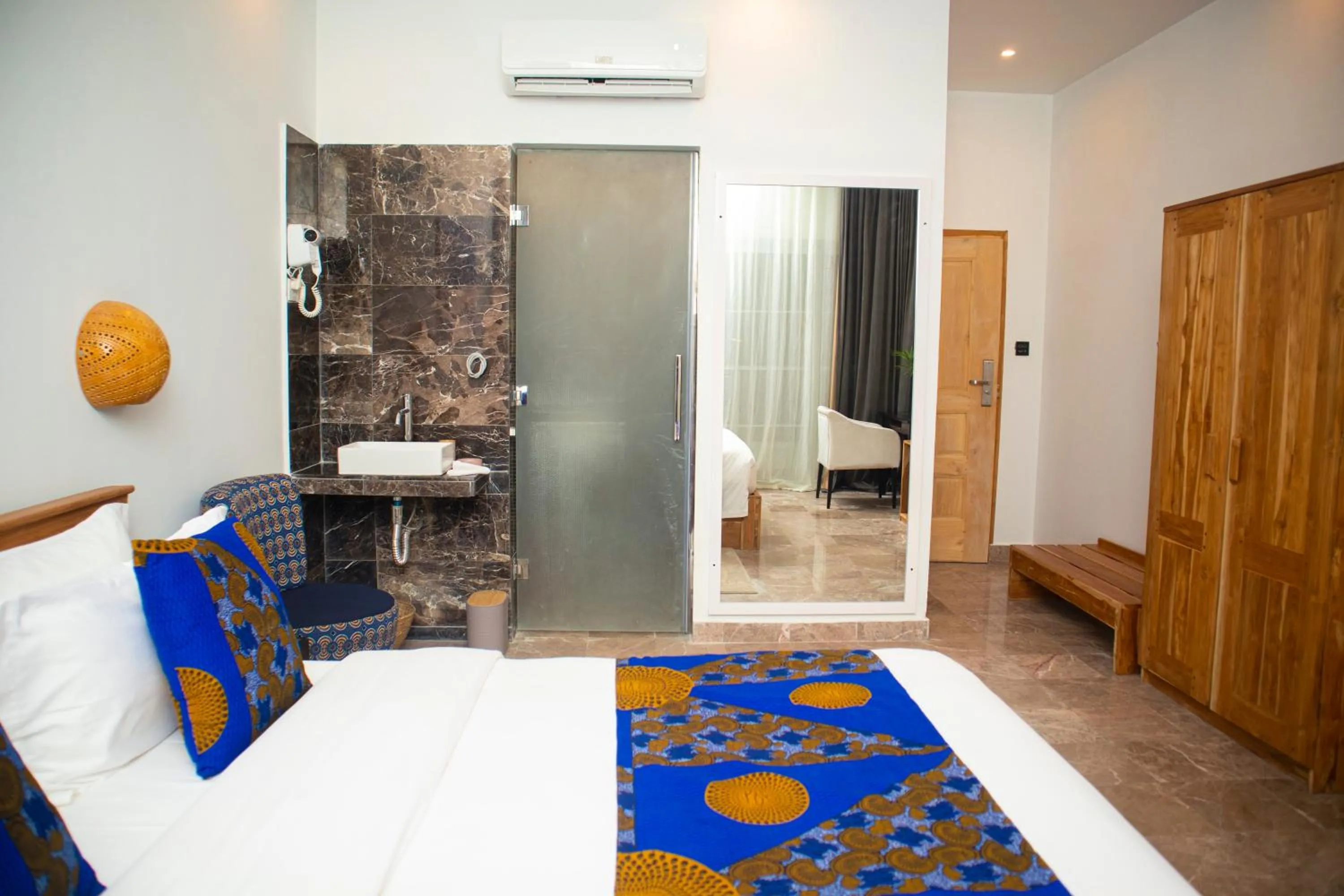 Photo of the whole room, Bed in Hotel Petit Brussel