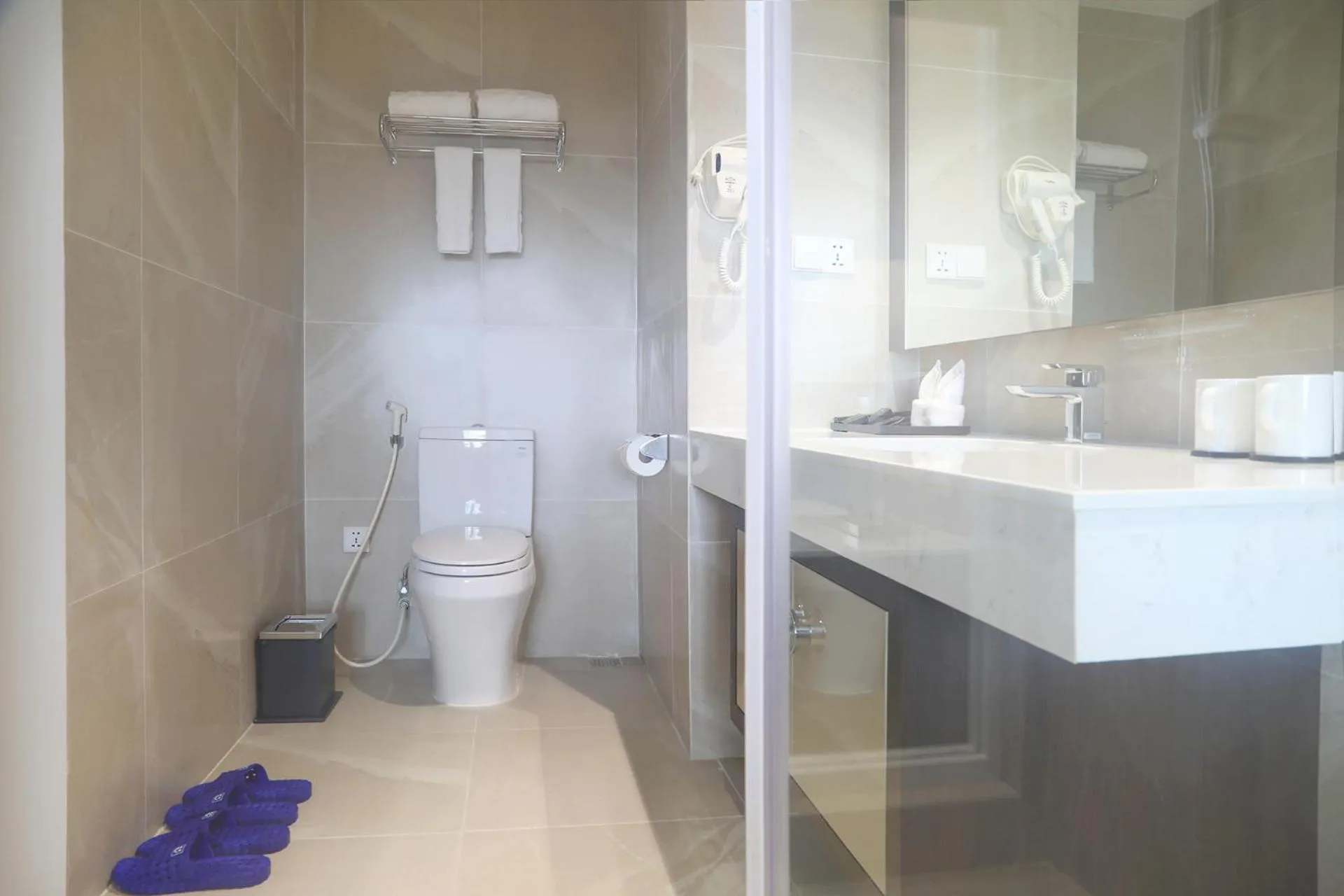 Shower in Dai Viet Hotel