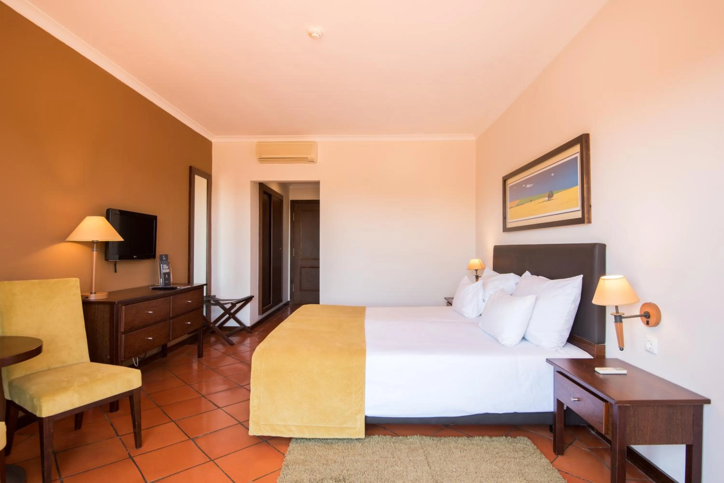 Bedroom, Bed in Vila Gale Alentejo Vineyard - Clube de Campo