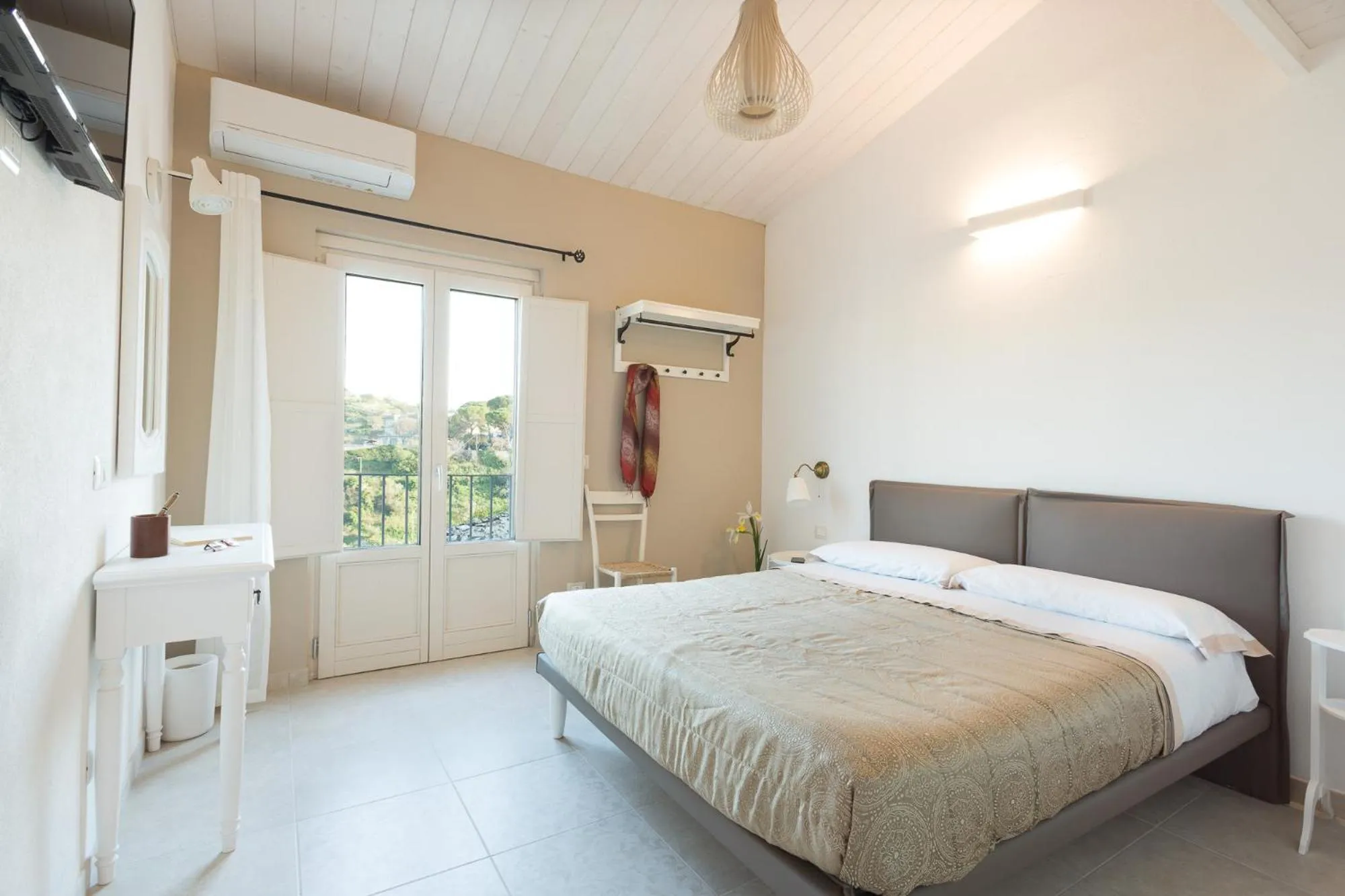 Photo of the whole room, Bed in Evoca