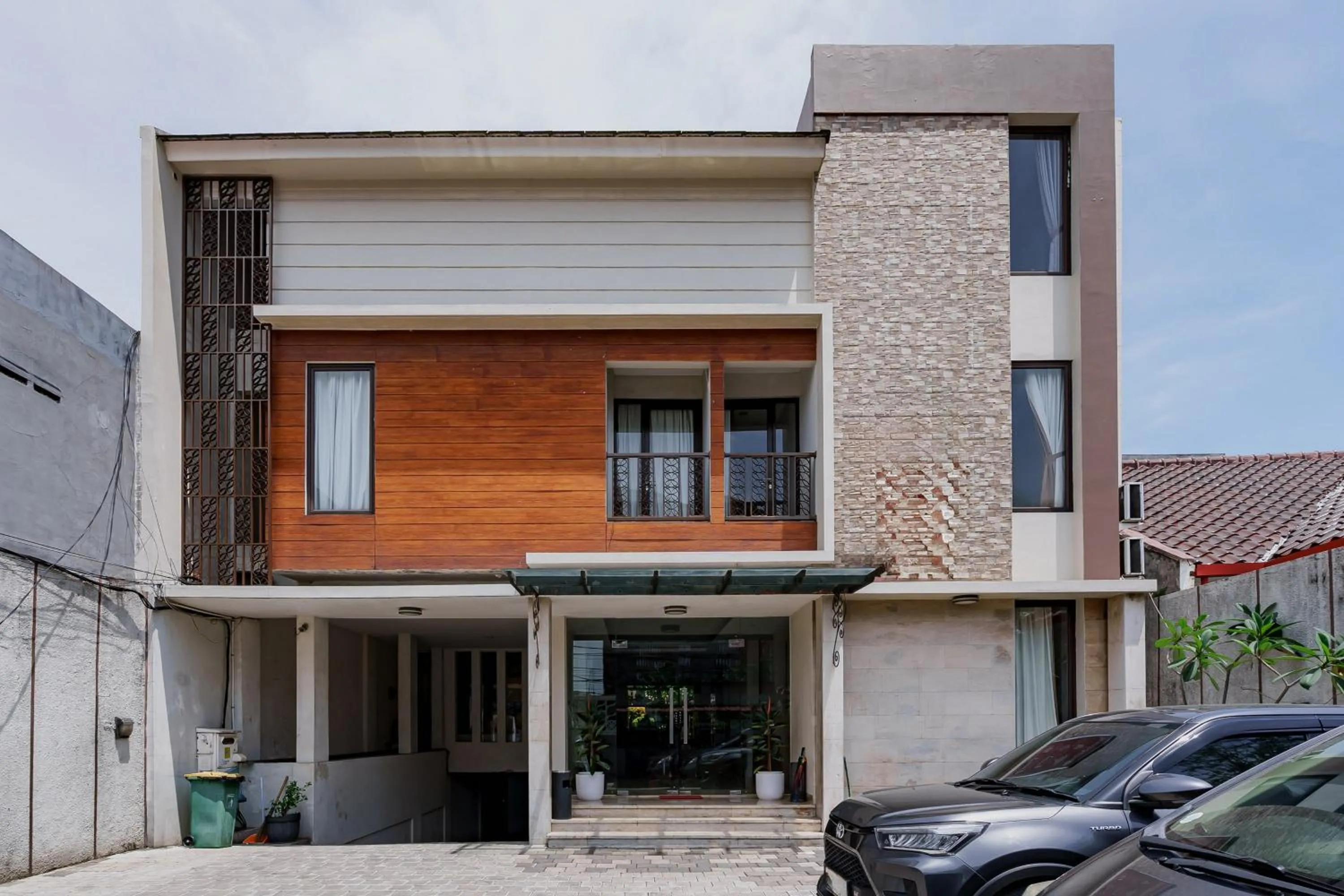 Facade/entrance in Sans Vibes Jasmine Suite TB Simatupang