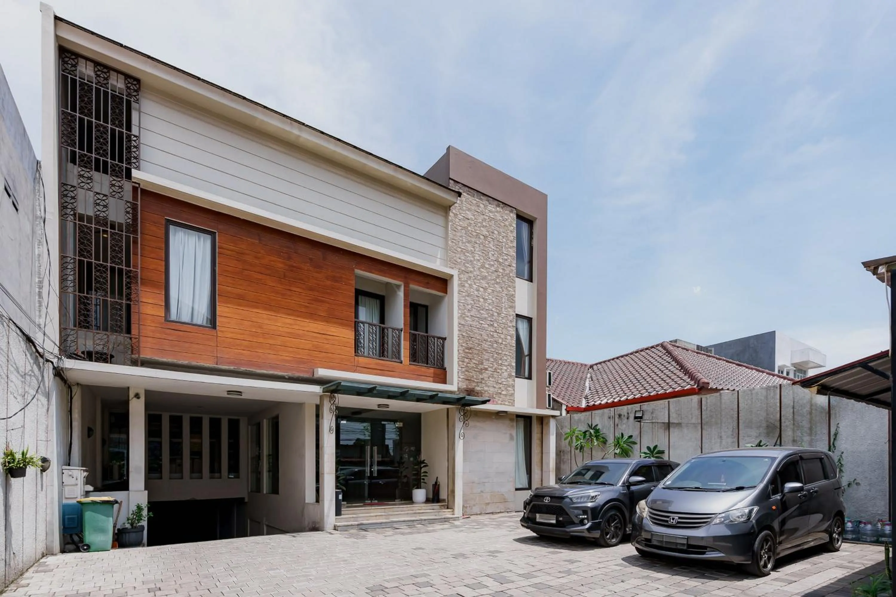 Facade/entrance in Sans Vibes Jasmine Suite TB Simatupang