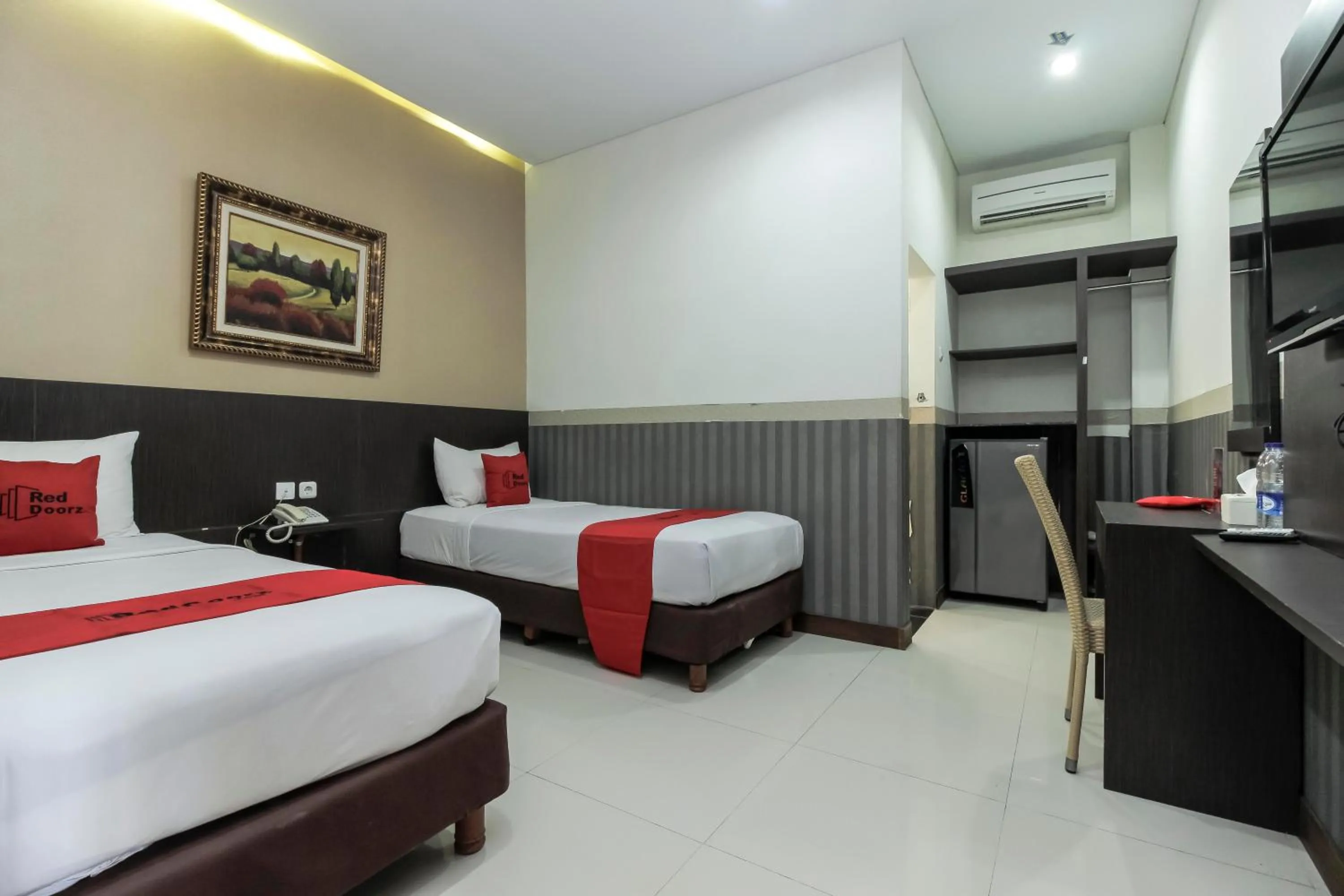 Bedroom, Bed in RedDoorz Plus @ Tuparev Cirebon