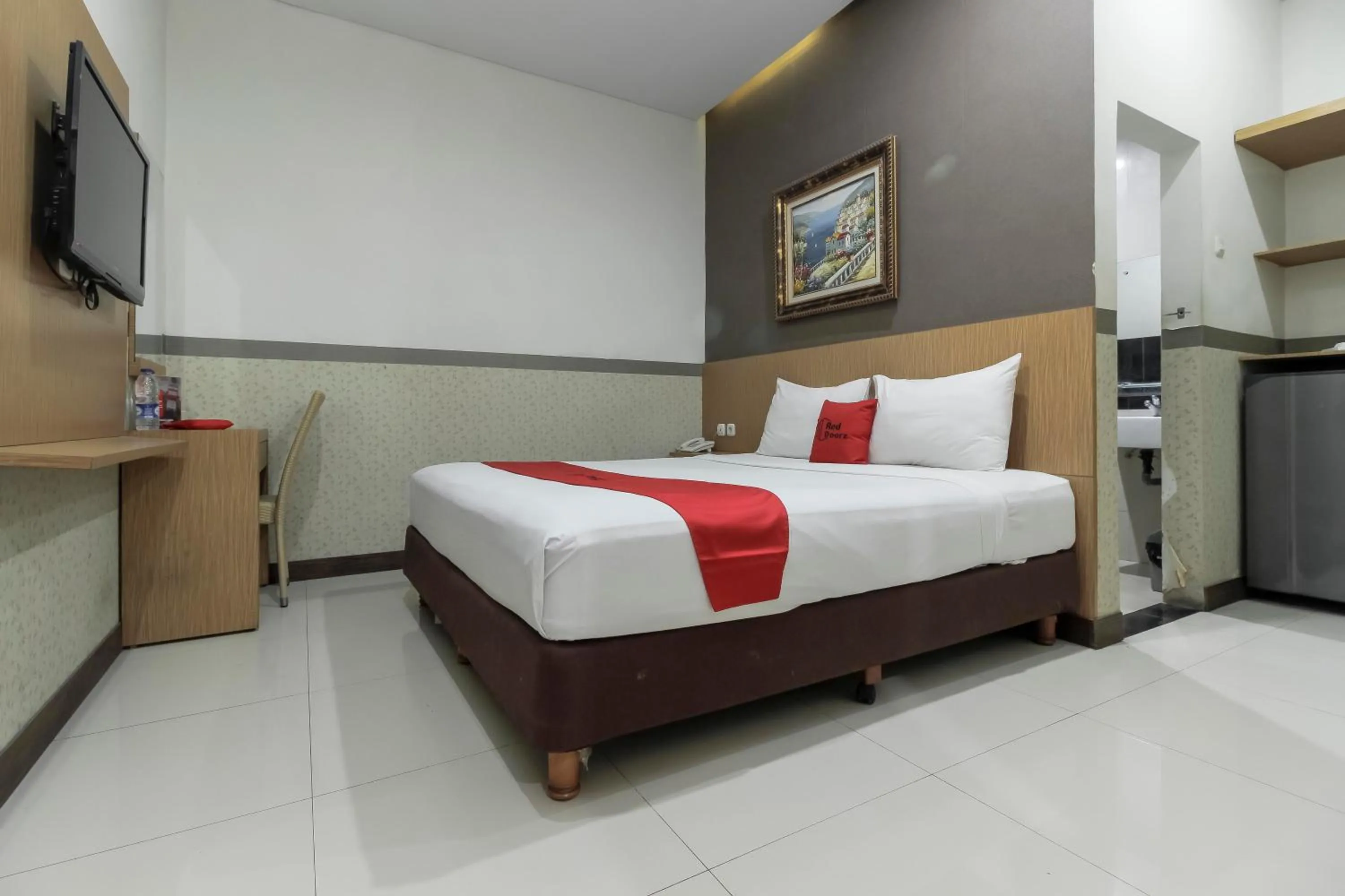 Bedroom, Bed in RedDoorz Plus @ Tuparev Cirebon