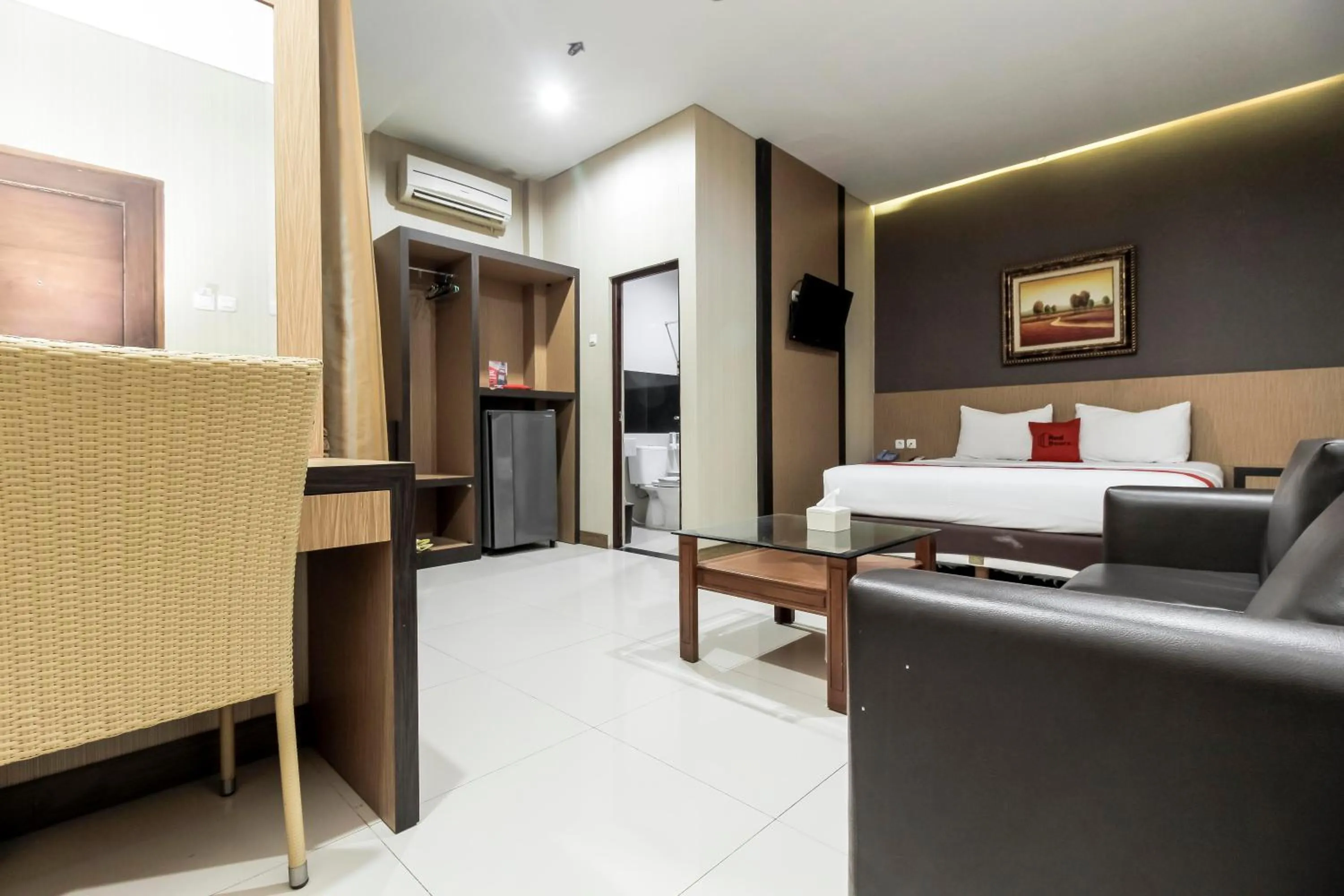 Bedroom, Bed in RedDoorz Plus @ Tuparev Cirebon