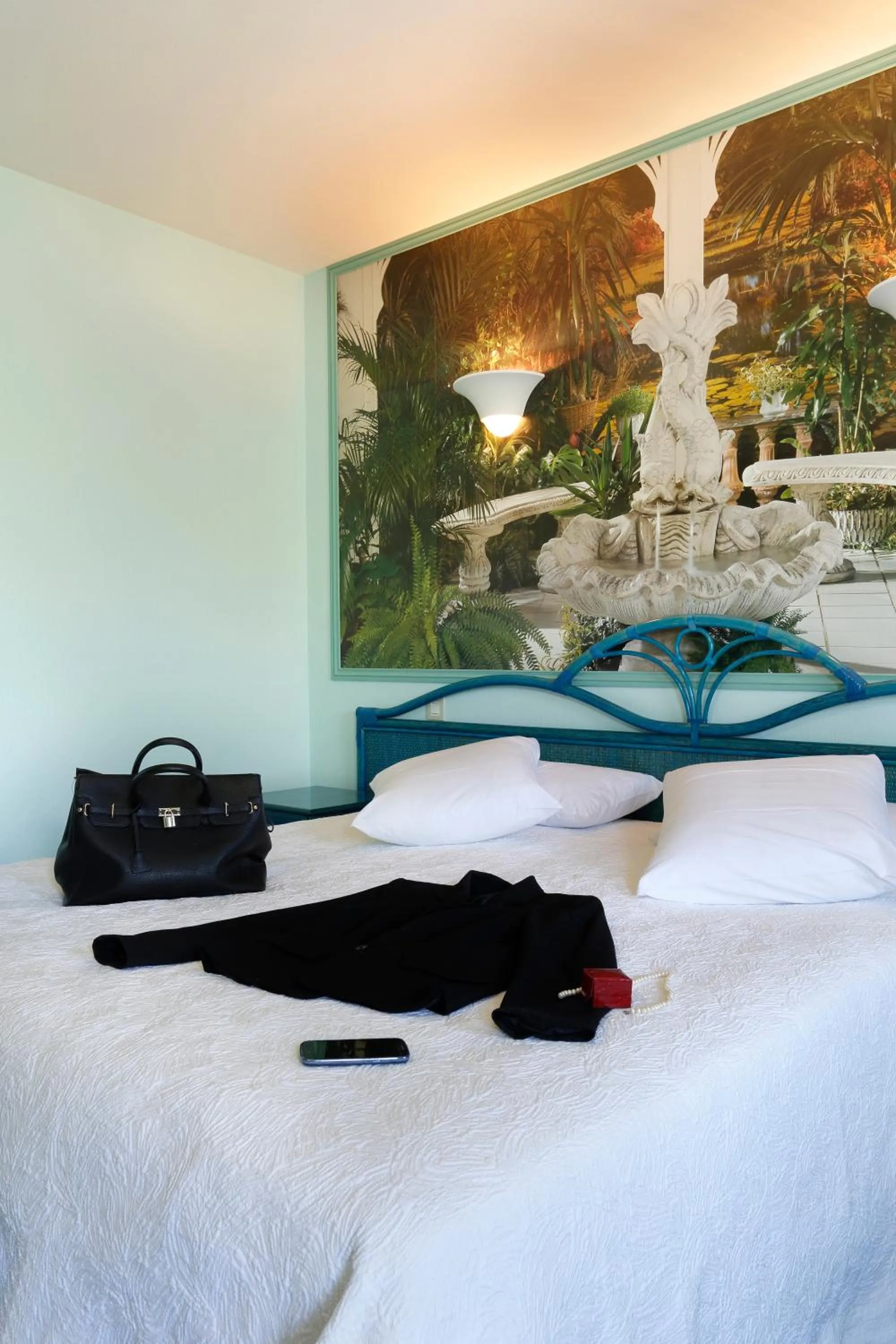 Bed in Contact Hôtel de France Contres-Beauval-Cheverny